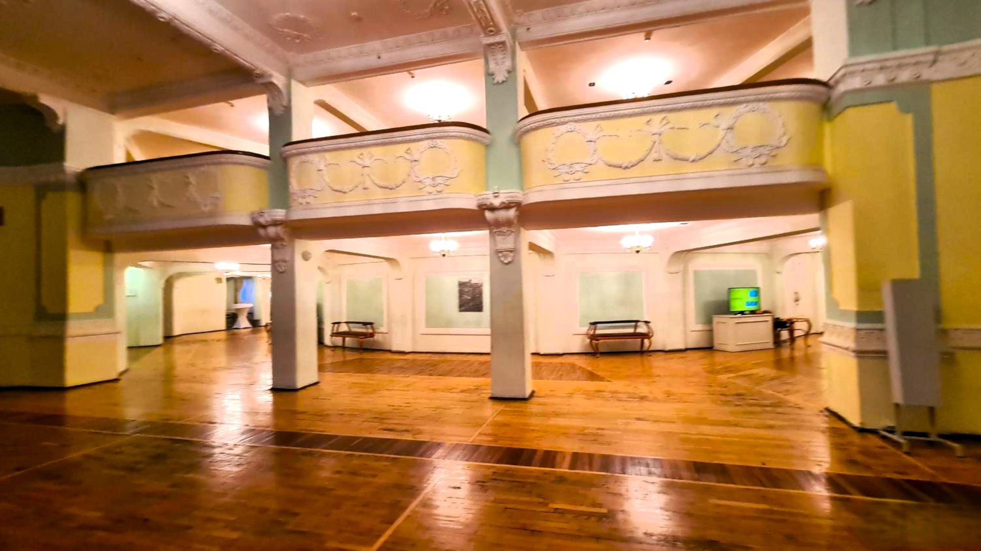 Фойе театра.  Автор фото: Л.Федорова