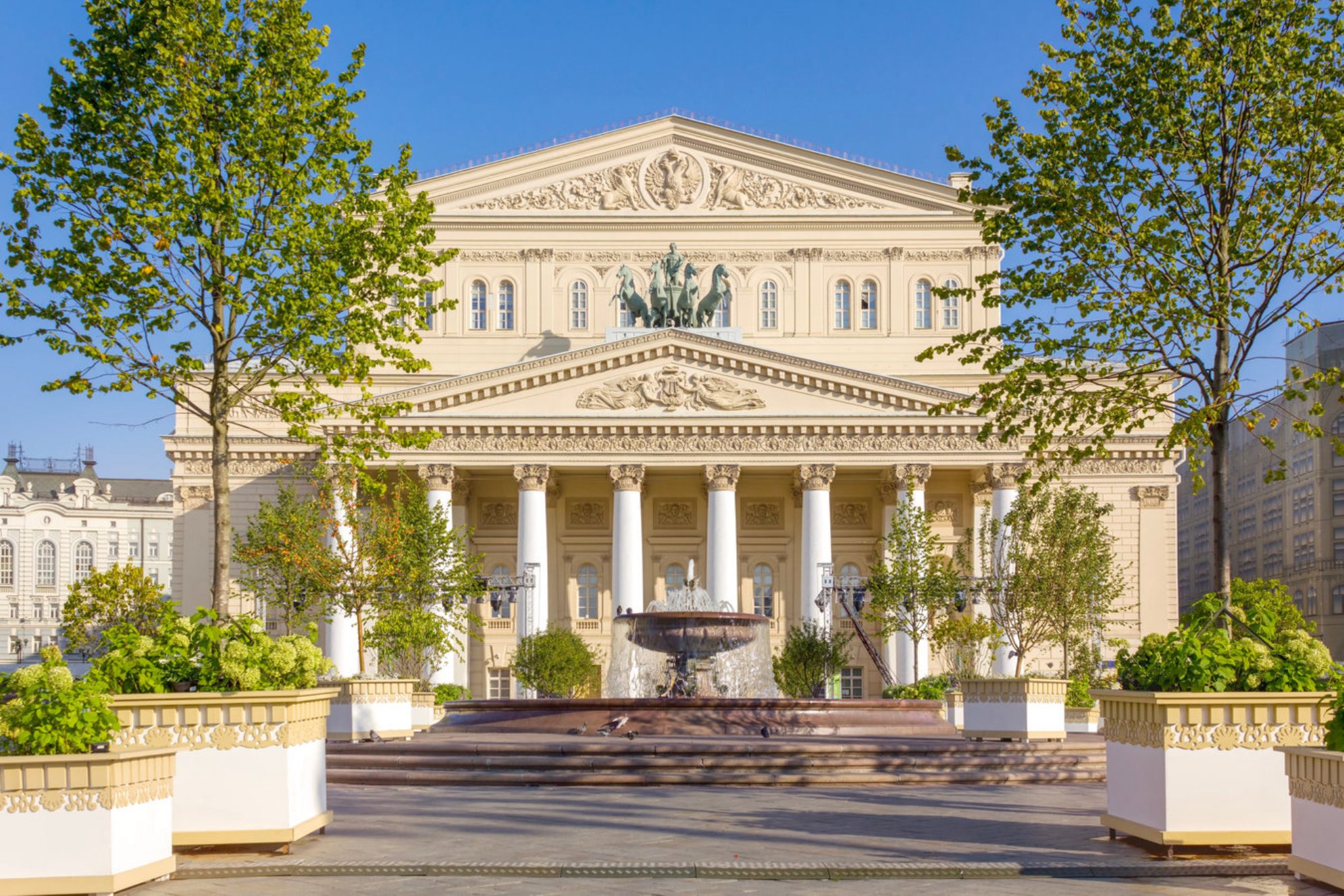 Если хочется приобщиться к театру, но нет желания стоять в очередях за билетами - следите за афишами студенческих спектаклей и городских акций. В Москве всегда найдется сцена, готовая удивить - даже бесплатно. shutterstock.com