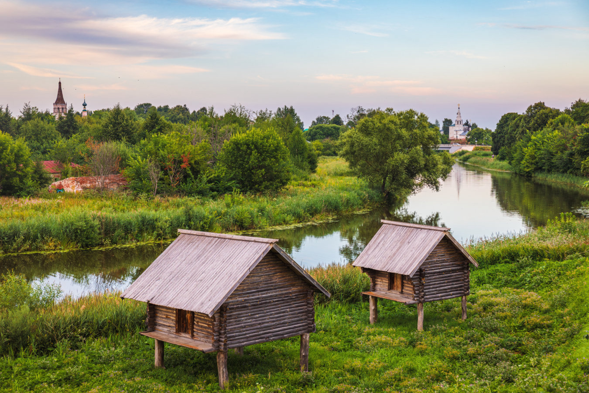 В Суздале запрещено строить высотные здания (ничто не должно заслонять вид на храмы) и размещать промышленные предприятия. Источник фото: shutterstock.com