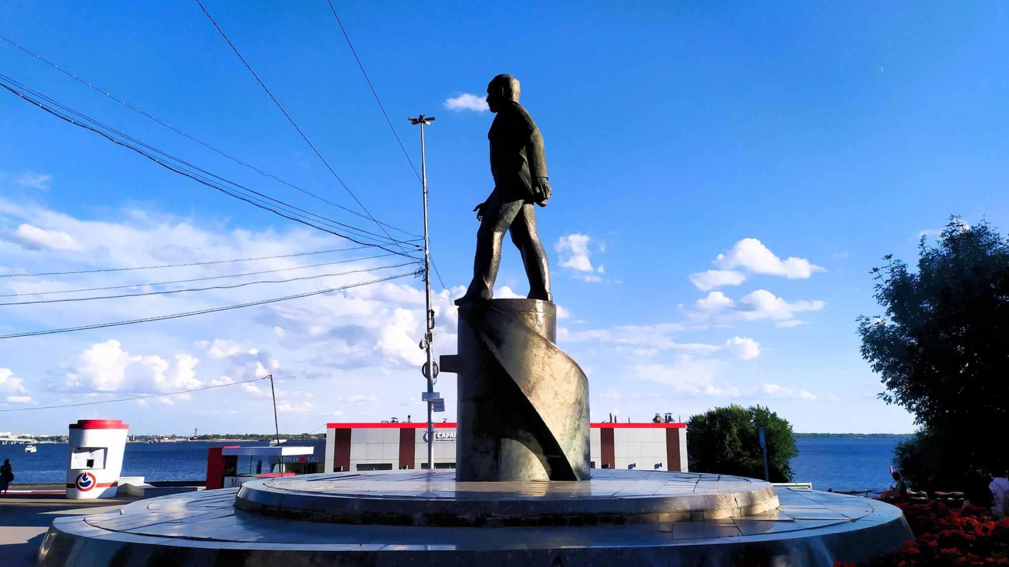 Памятник Юрию Гагарину, Саратов. Автор фото: Л.Федорова