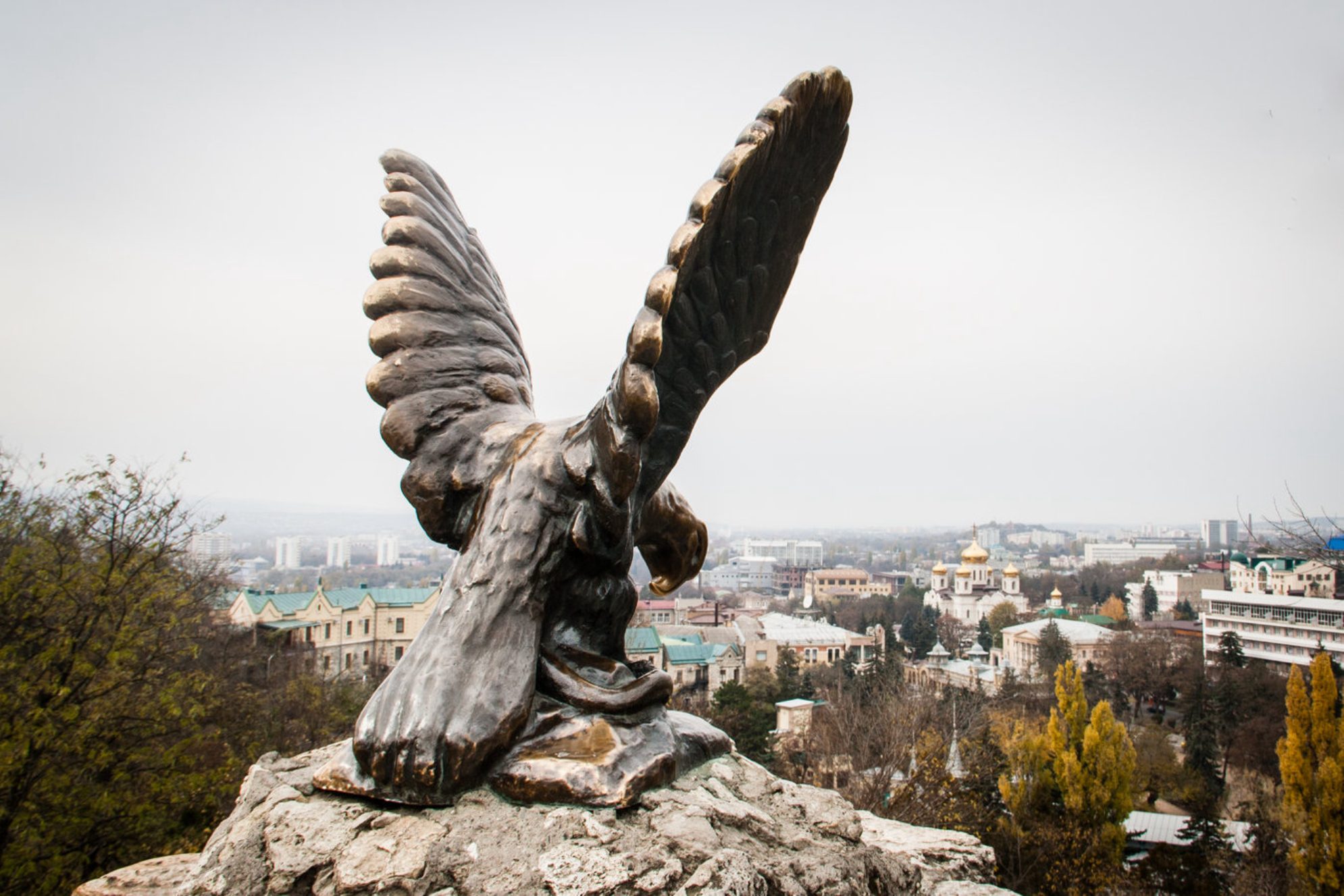 За свою долгую жизнь скульптура пережила нападения вандалов и даже угрозу сноса при советской власти, но сегодня гордая птица уверенно занимает свое место на Горячей горе. Источник: Shutterstock