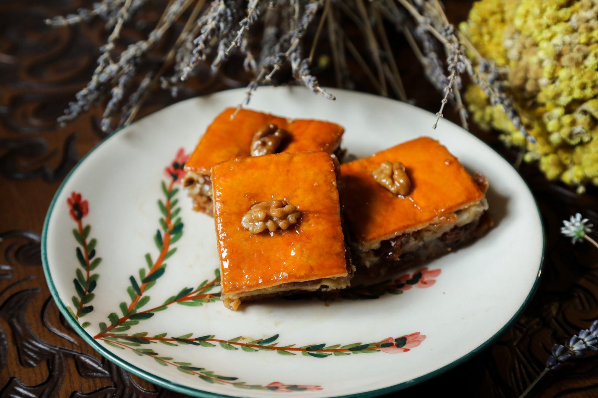 Рекомендуем попробовать на курорте пахлаву с грецкими орехами.