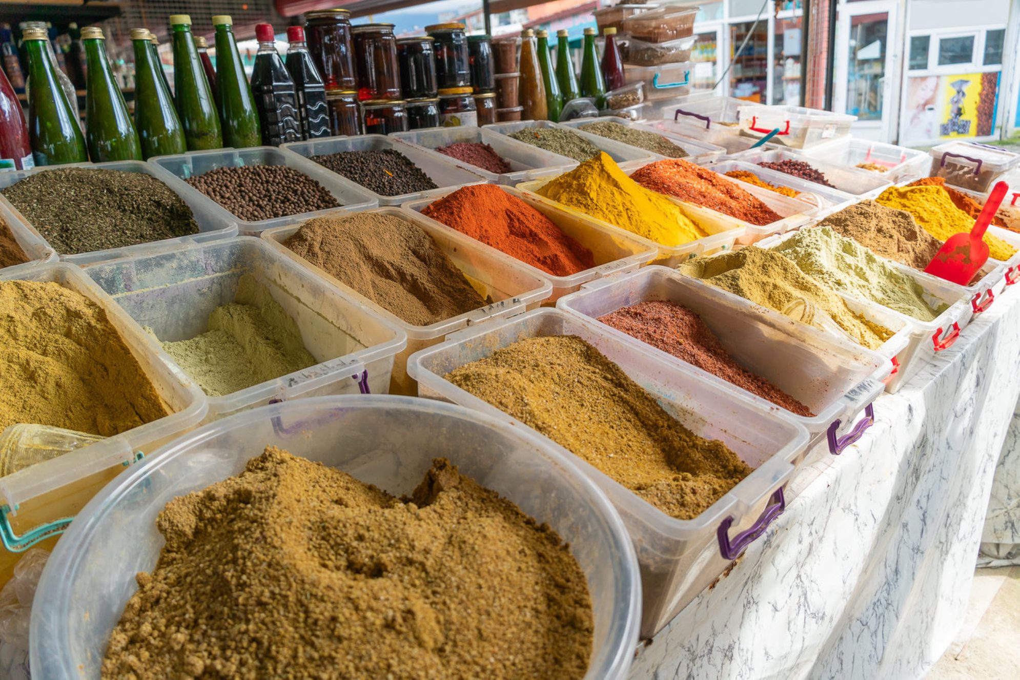 Аджику можно приобрести как в подарочных баночках, так и на развес. Shutterstock