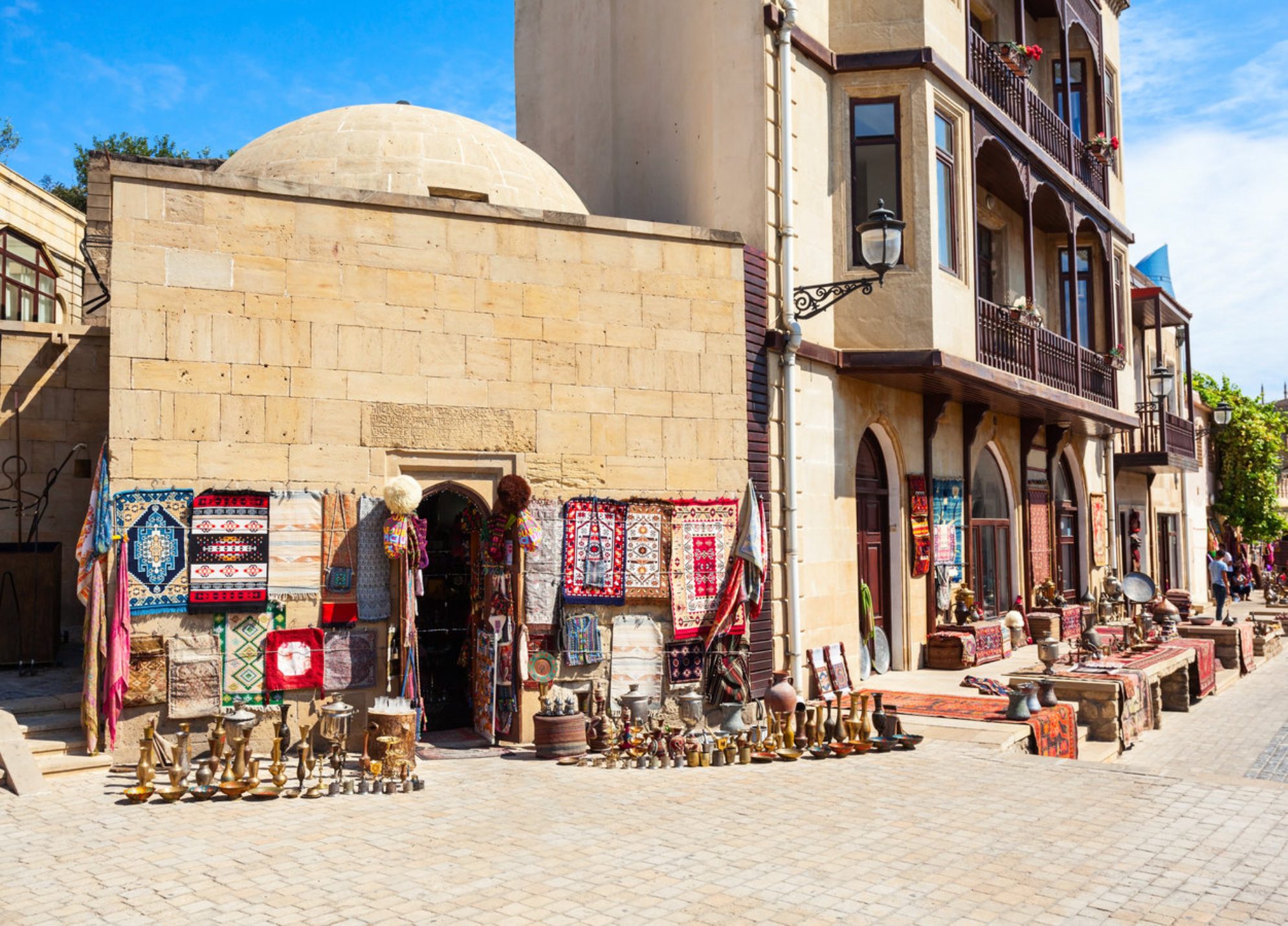 По пути вы сможете заглянуть в сувенирные лавки, предлагающие аутентичные изделия. Источник: Shutterstock.