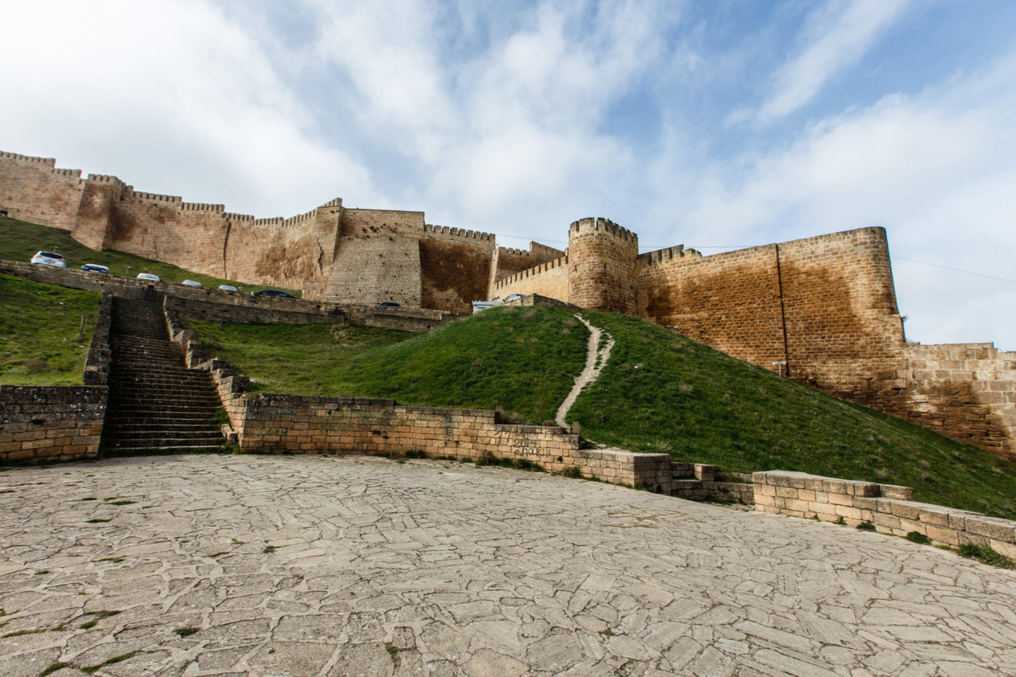 Цитадель возвышается над Дербентом уже полторы тысячи лет и хранит следы Сасанидов, арабов, ширваншахов, персов и русских. Источник фото: shutterstock.com