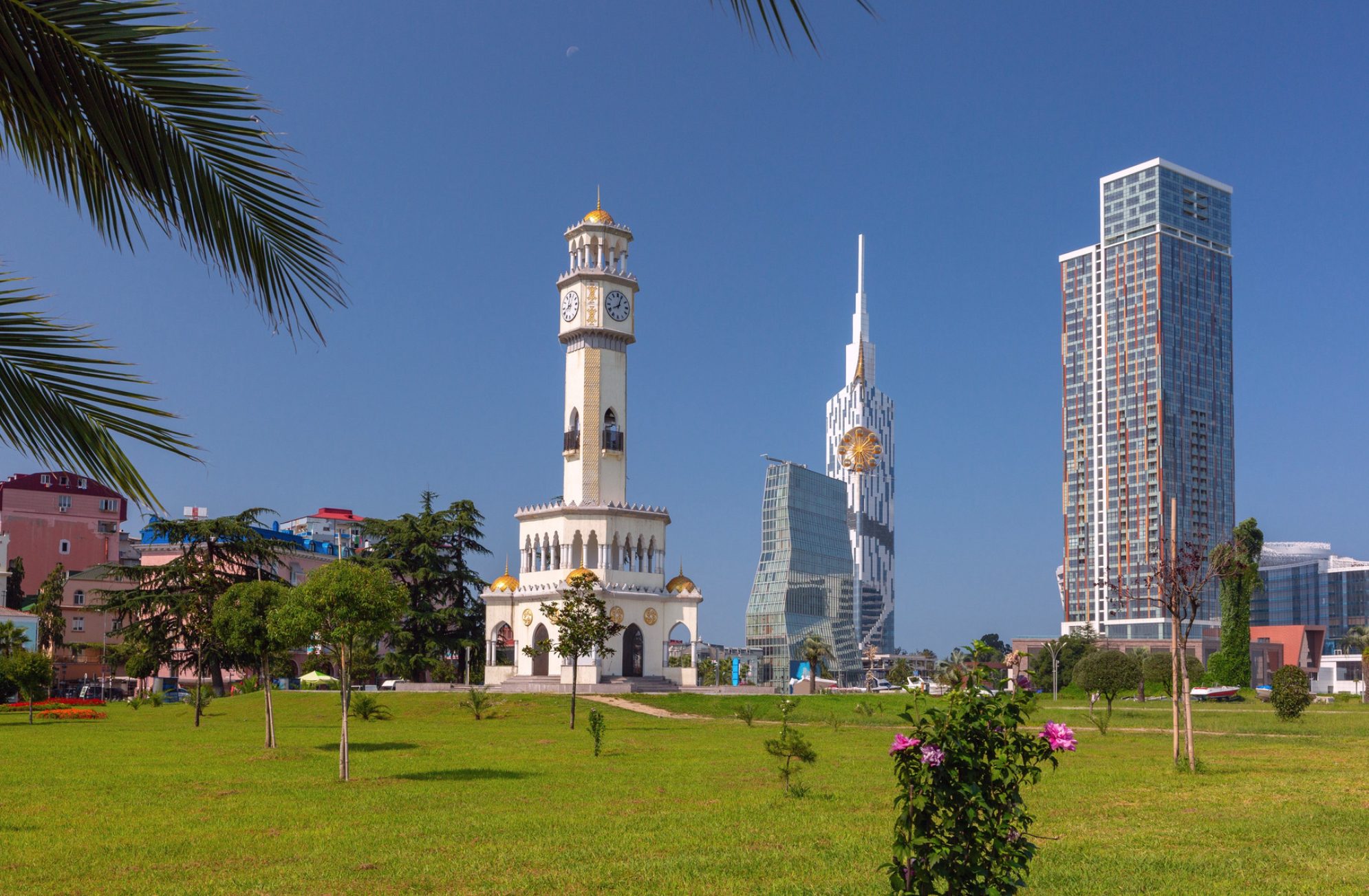 Вид на Батумскую башню с часами и современные небоскребы, Батуми, Грузия. Источник: Shutterstock