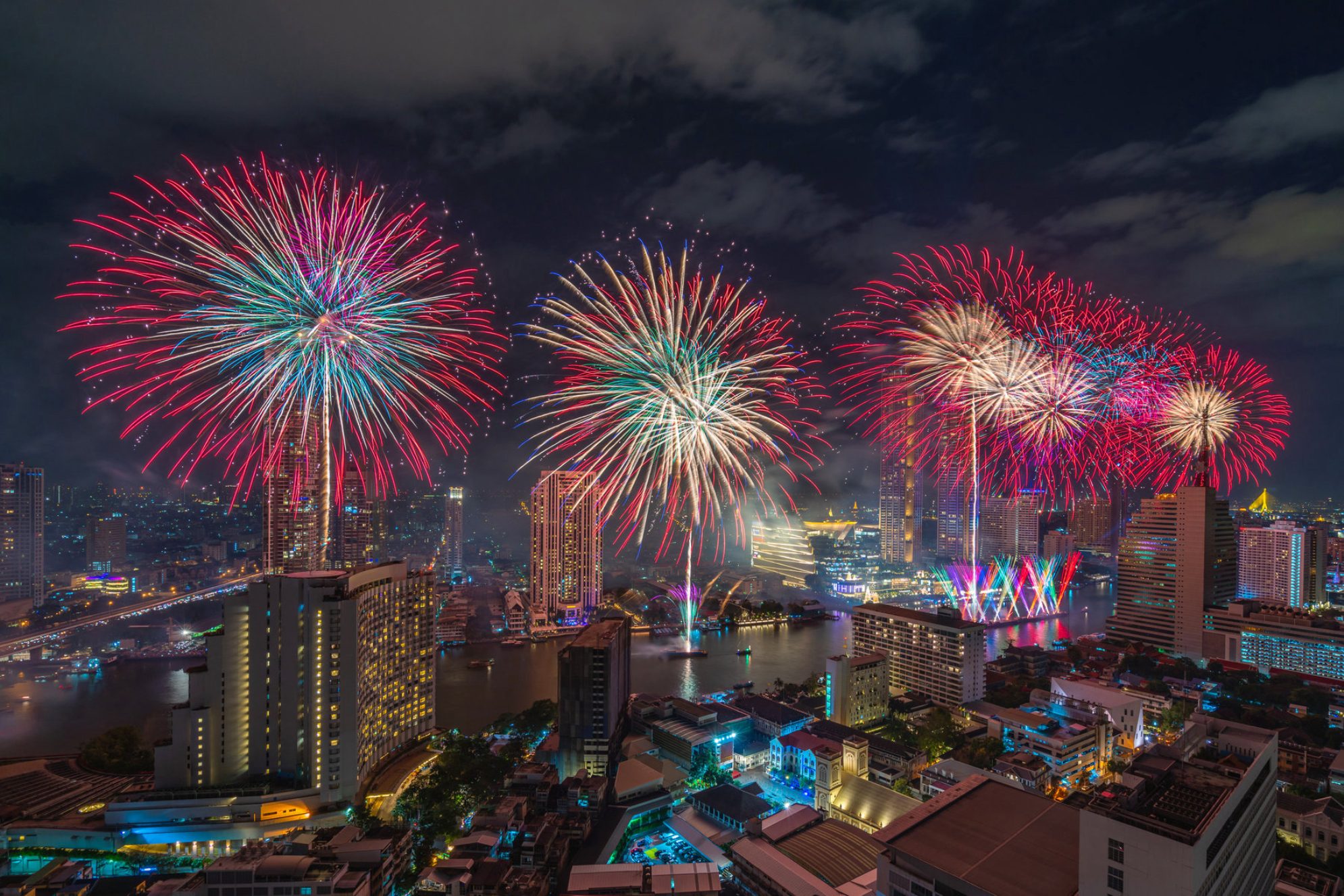 Фейерверк в честь празднования Нового года на реке Чао Прайя в Бангкоке. Источник: Shutterstock