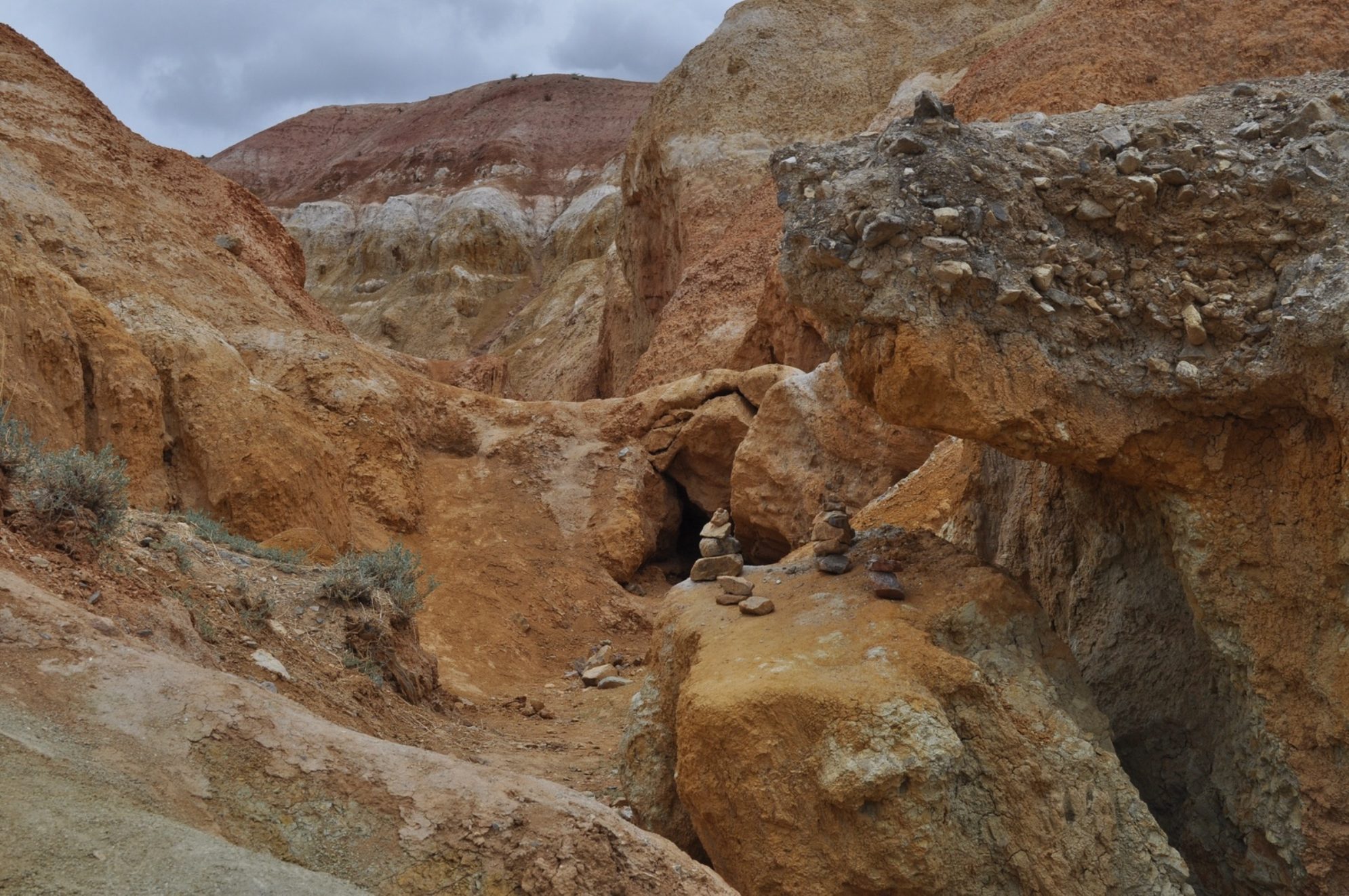 Почва урочища Кызыл-Чин  имеет красноватый оттенок. Автор фото: Ирина Жарикова