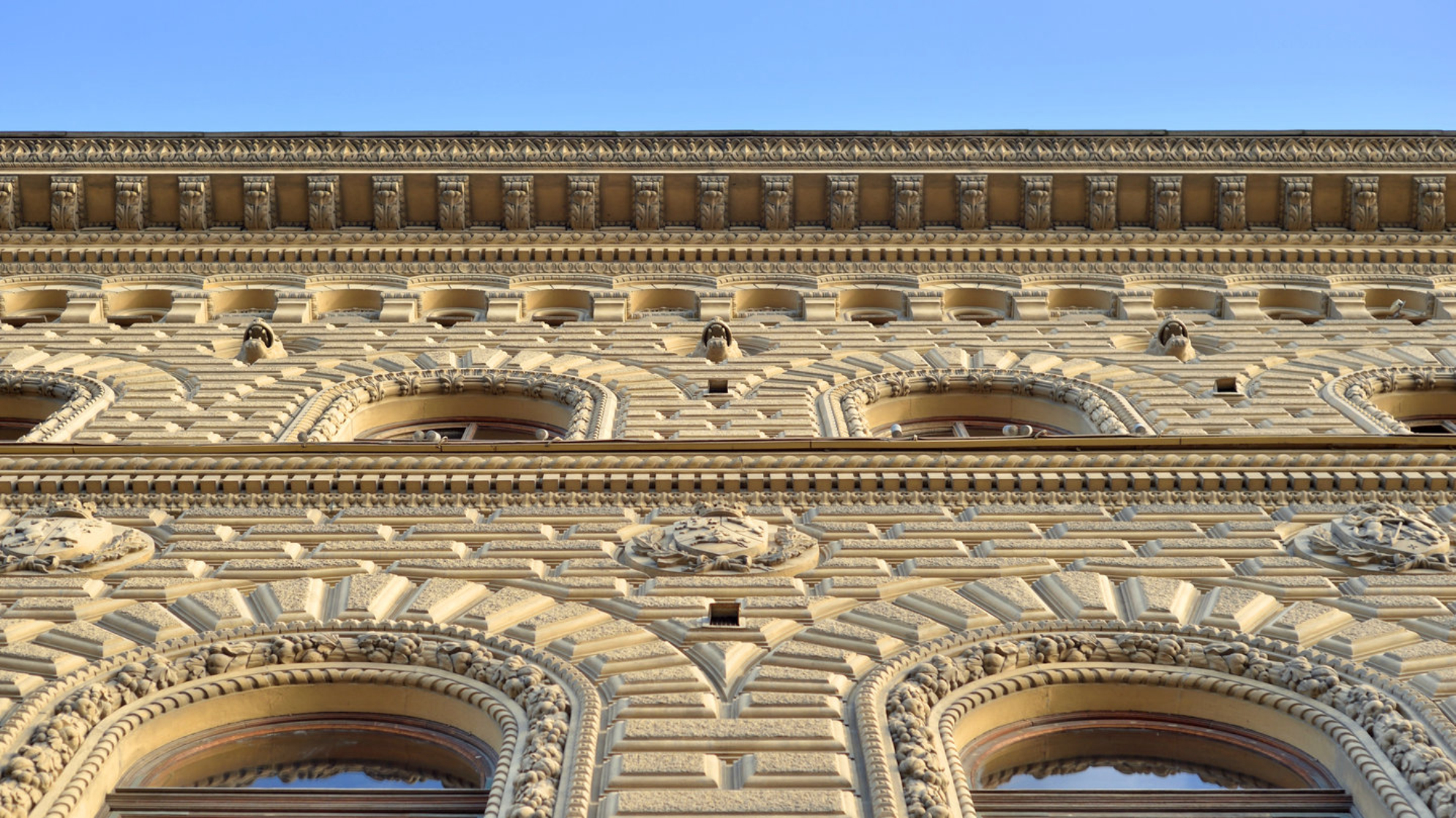 Эта экскурсия – идеальный способ познакомиться с роскошью дворцов Санкт-Петербурга, доступных для посещения, и узнать больше о жизни российских императорских семей. Прикоснитесь к истории. Shutterstock