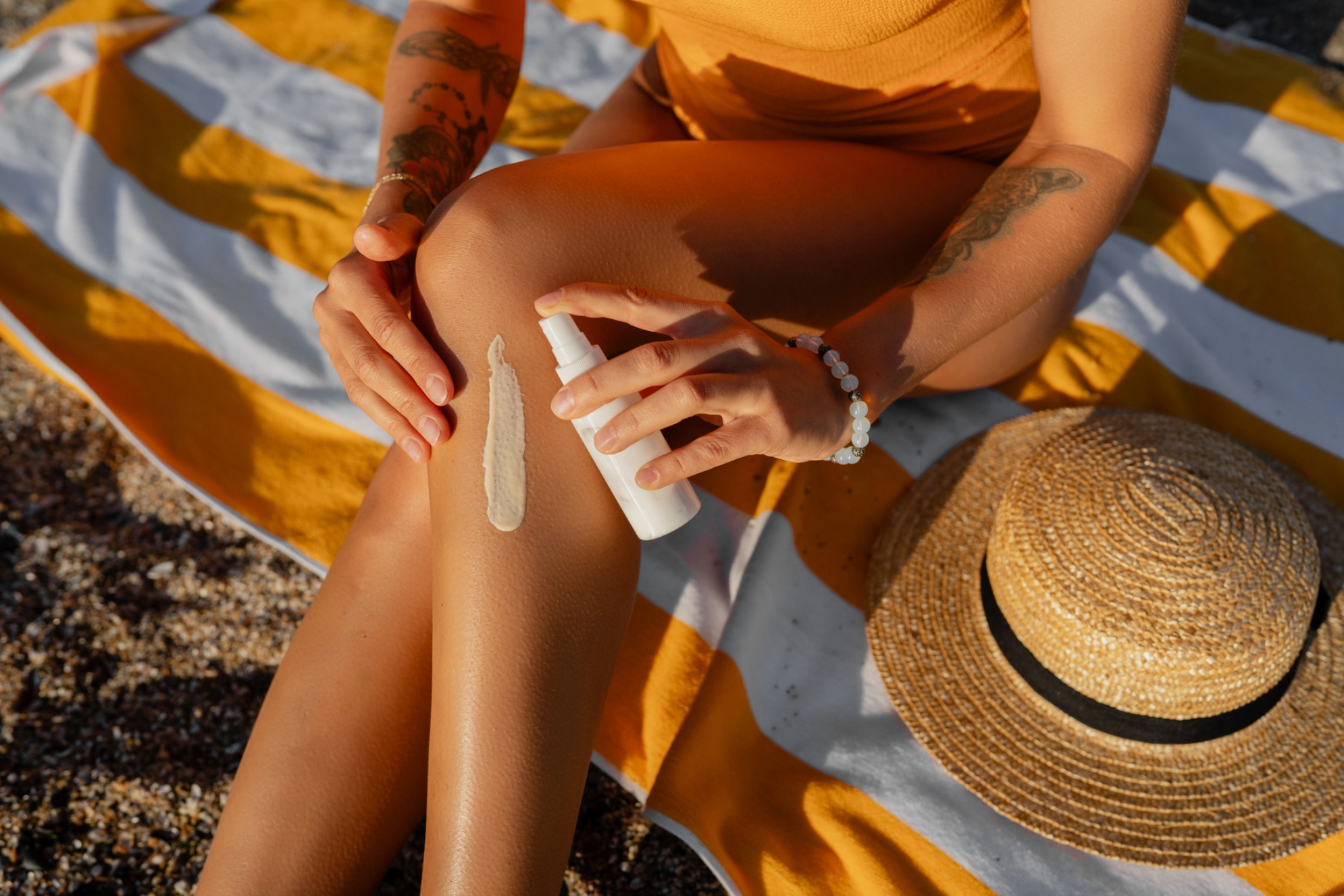 Обязательно используйте солнцезащитный крем на пляже и прогулках. Источник: Shutterstock