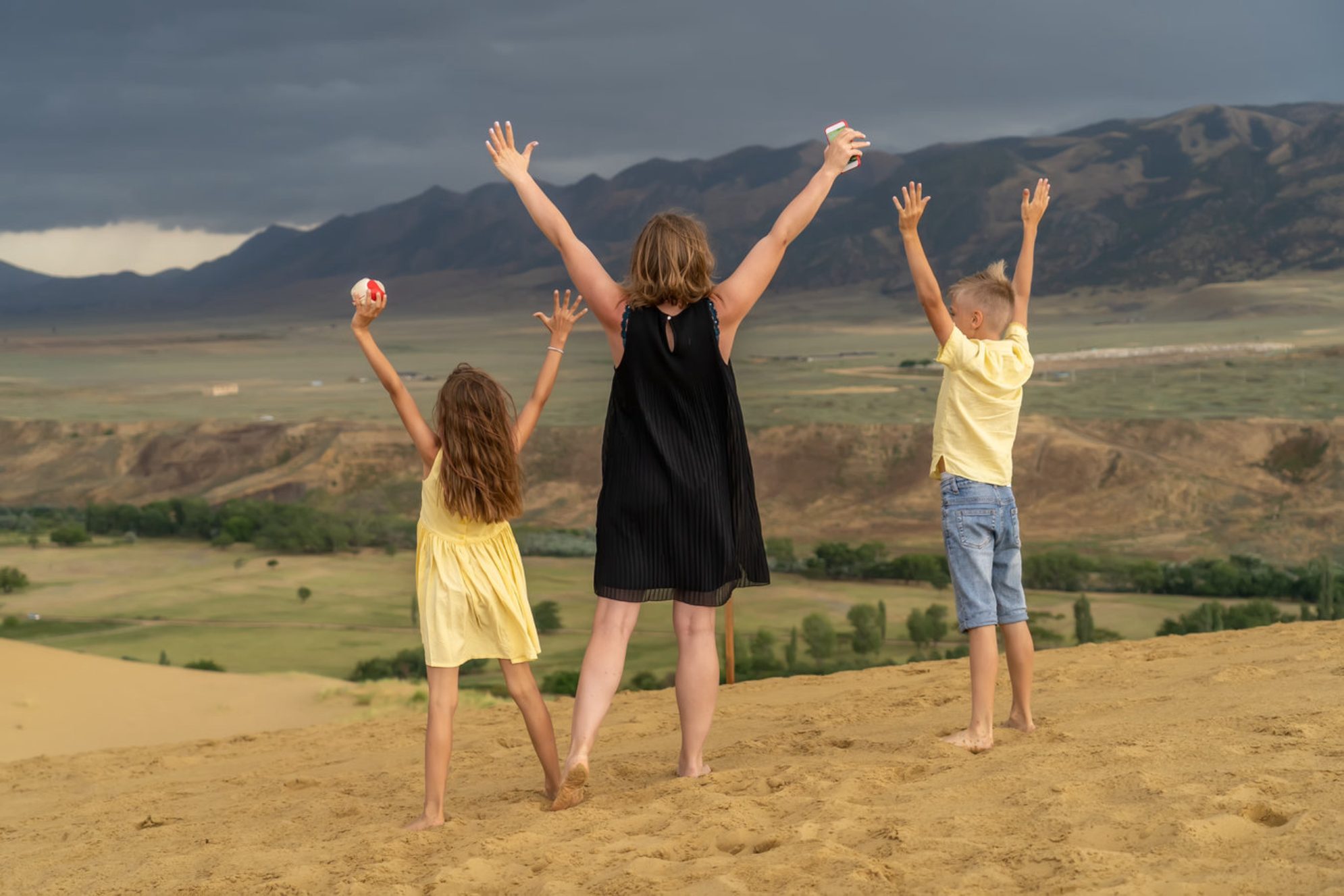 Бархан Сарыкум не затронуло наводнение, туры продолжаются. shutterstock.com