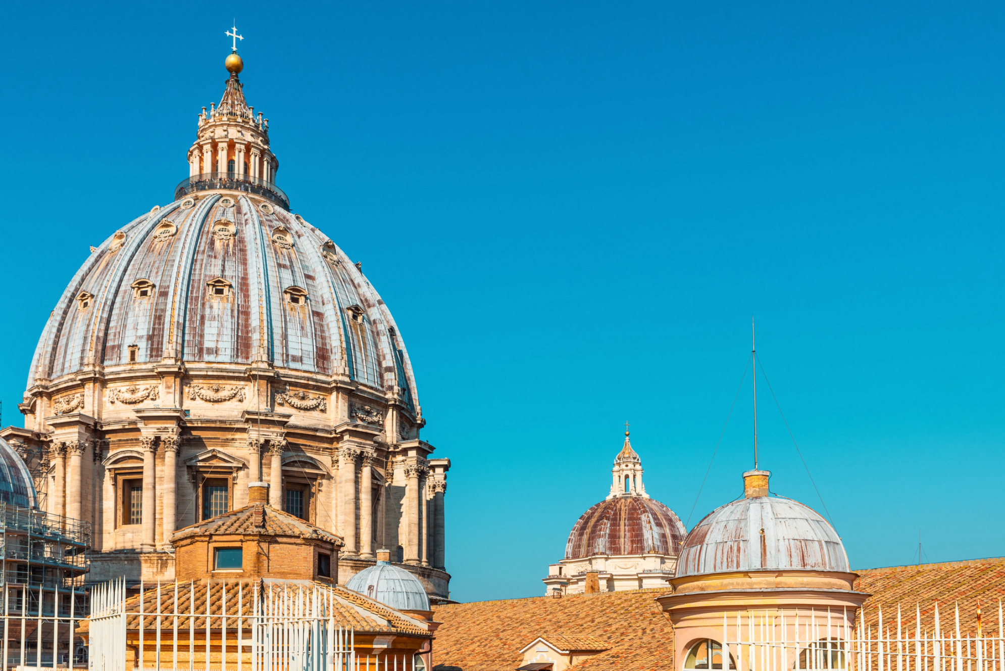 Крупный план купола собора Святого Петра на фоне чистого голубого неба в Ватикане. Источник: Shutterstock