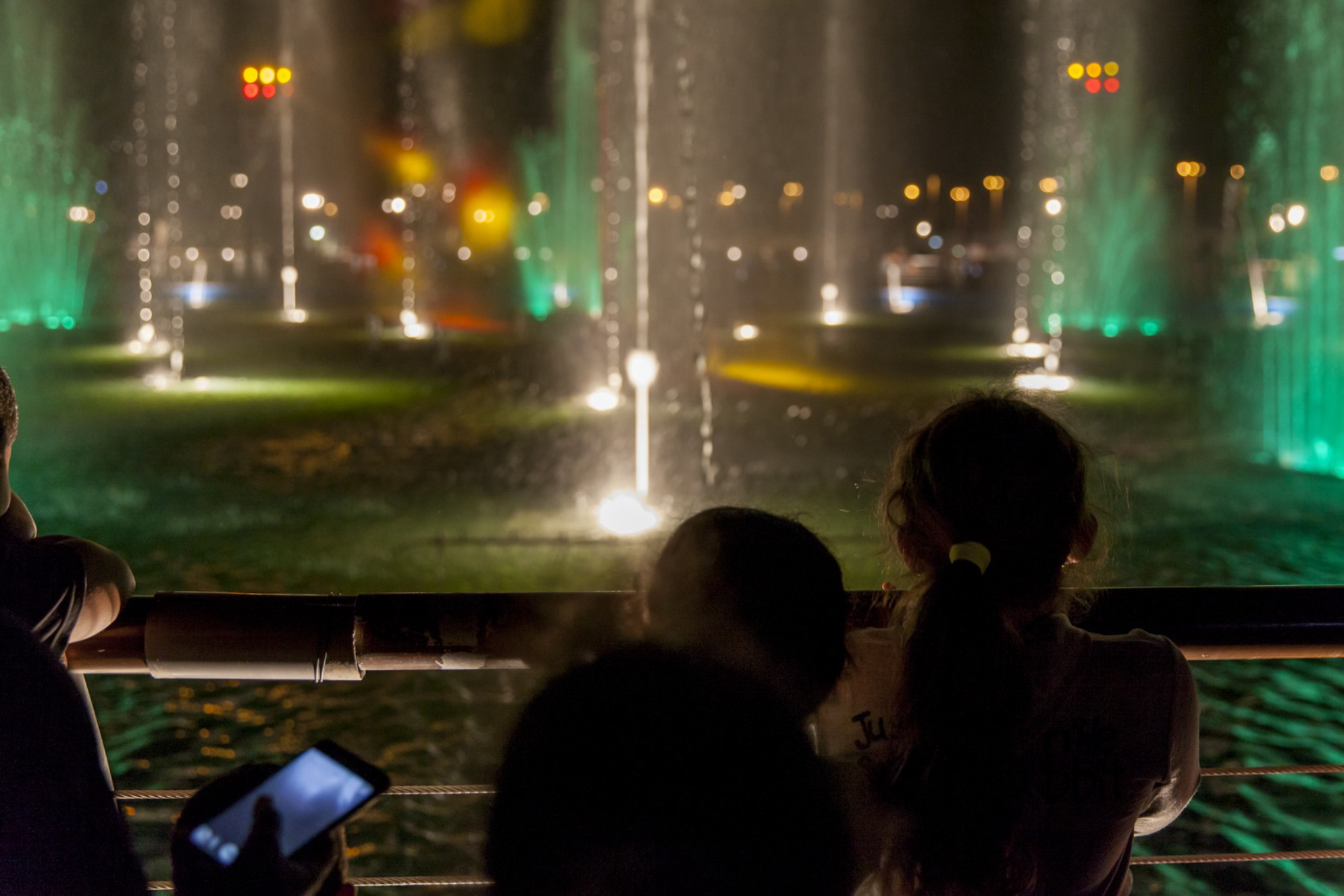 Чем заняться с детьми в Сочи? Сходить на шоу фонтанов в Олимпийском парке.