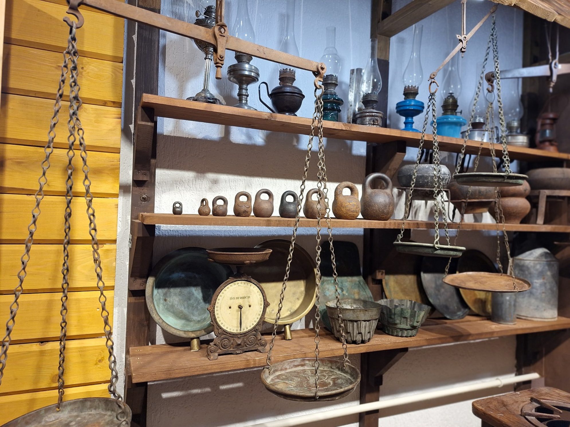 Гири и весы различного размера и формы. Автор фото: Ирина Дорофеева