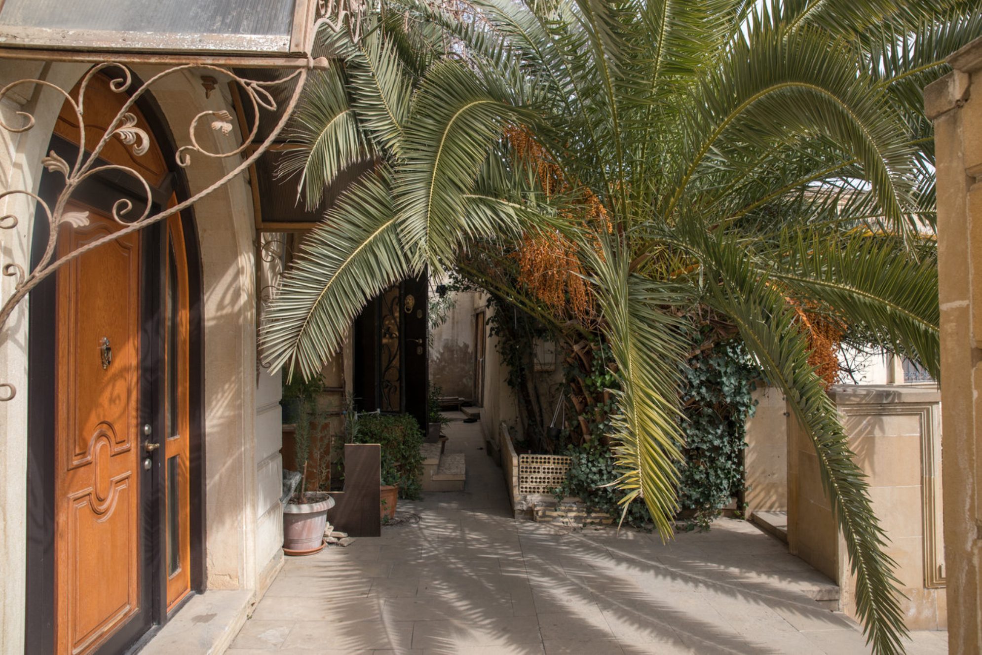 Насладитесь прогулкой по старым улицам в Баку. Источник: Shutterstock.