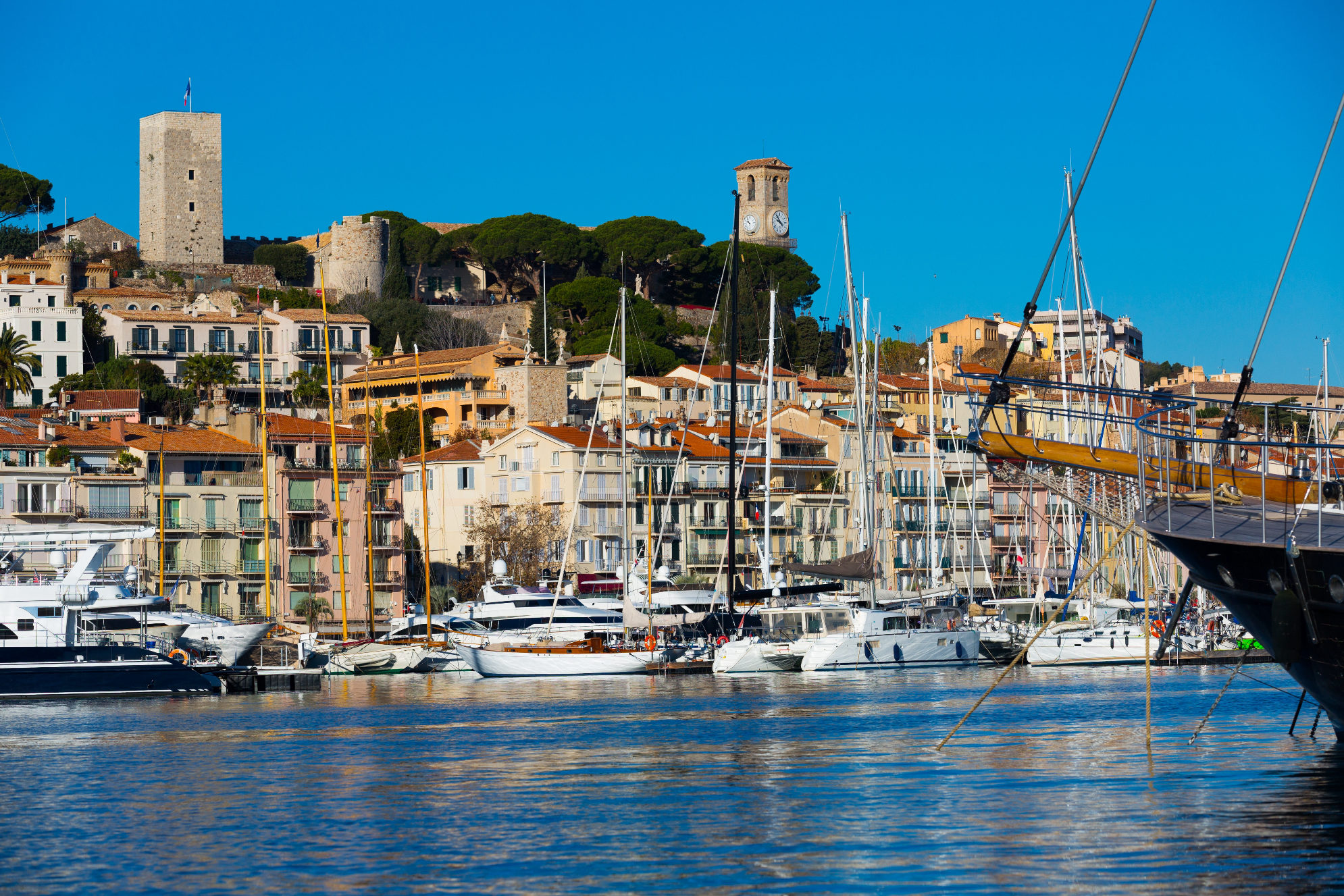 Башня средневекового замка над Старым портом в Каннах, Франция. Источник: Shutterstock