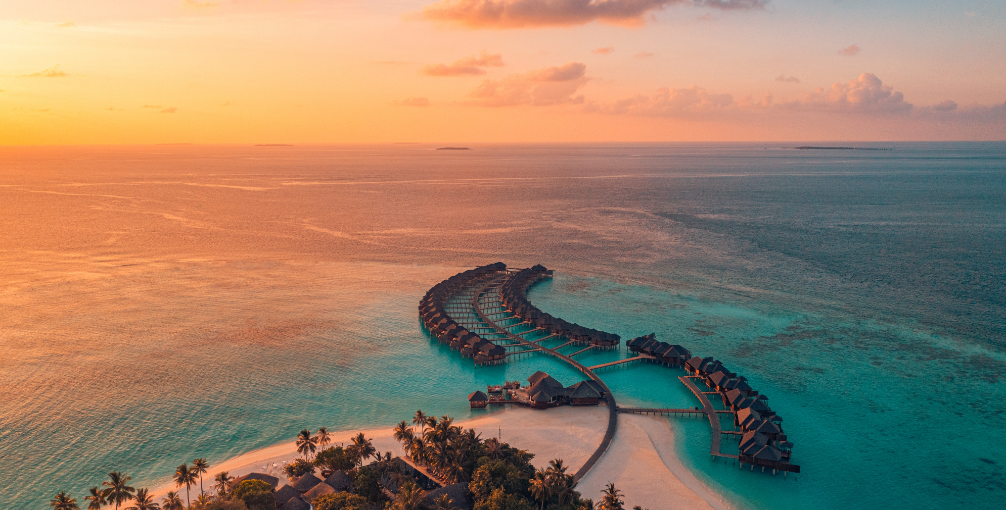 Закат с воздуха над прекрасным тропическим пляжем Мальдивского рая, Shutterstock