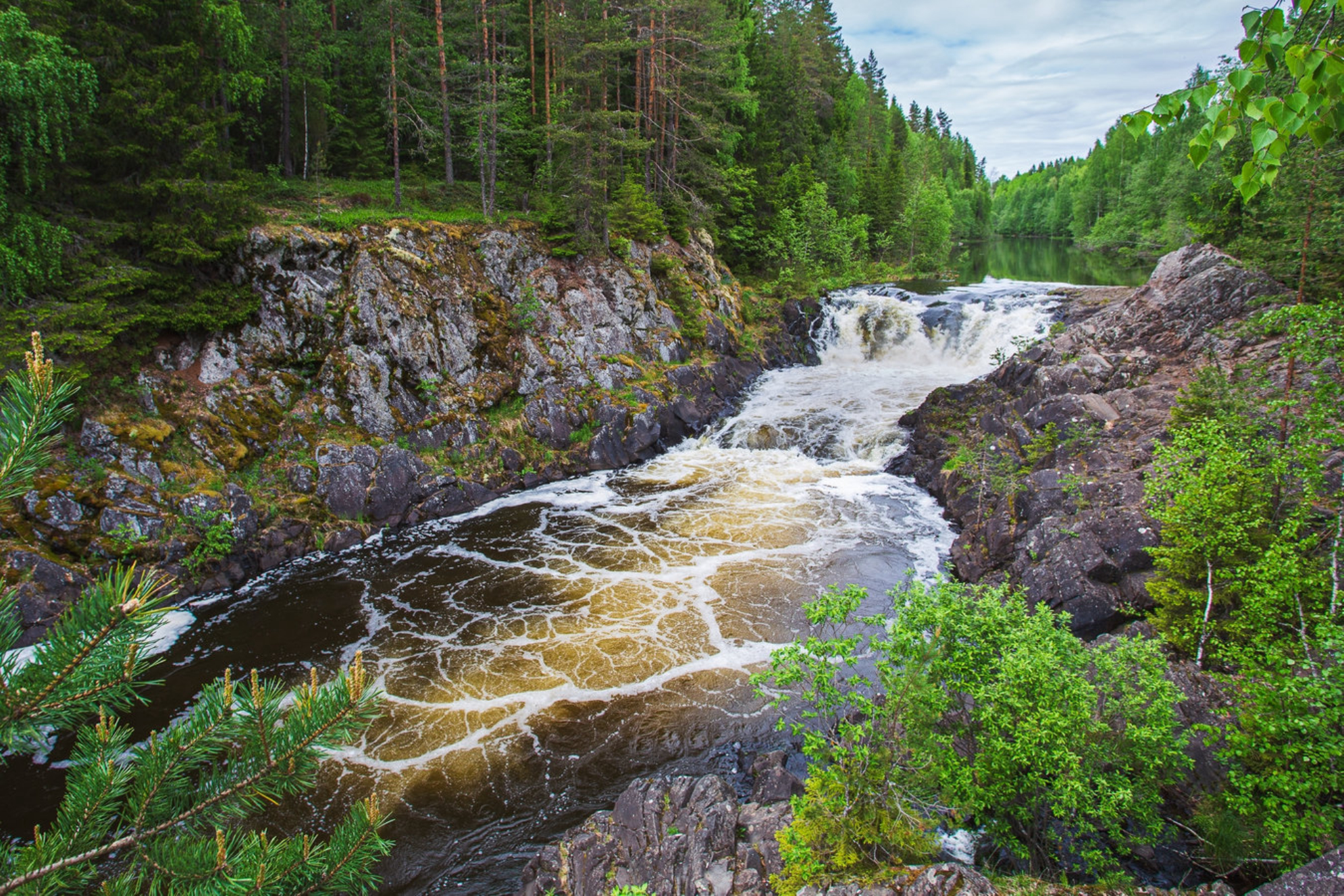 Водопад Кивач, Республика Карелия. shutterstock.com