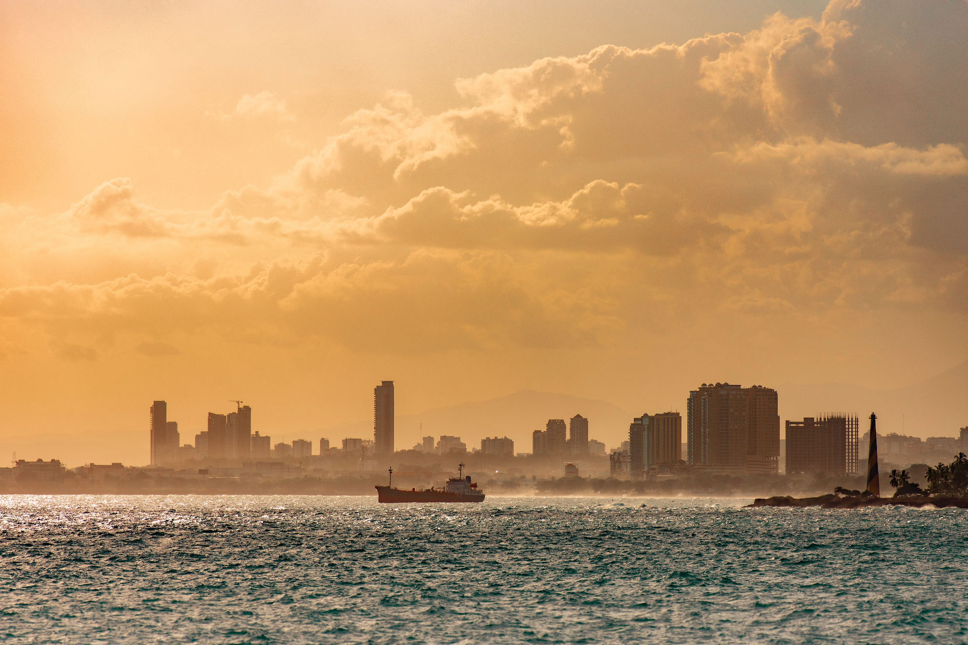 Закат над Санто-Доминго, Доминиканская Республика. Источник: Shutterstock