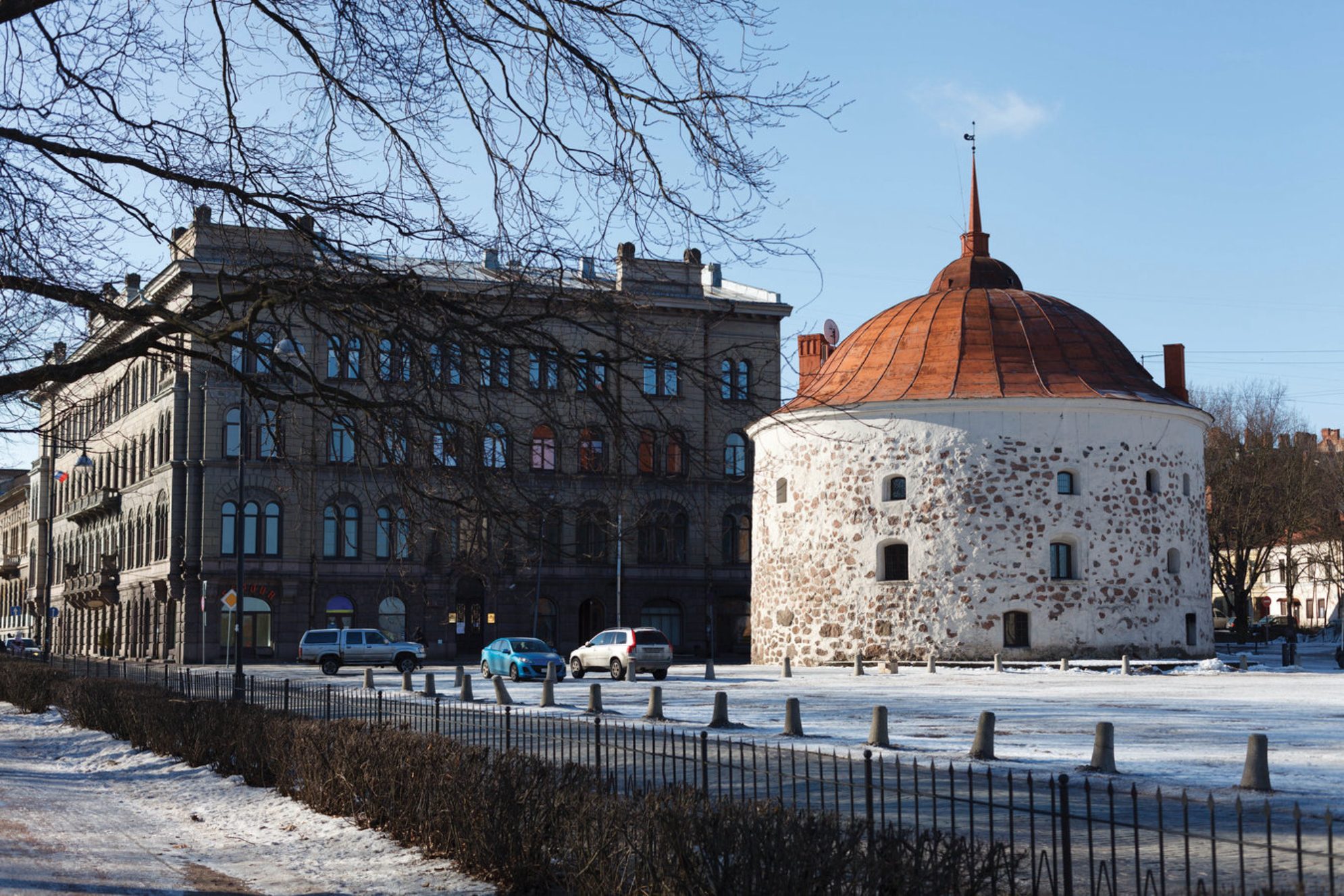 Рыночная площадь и Круглая башня, Выборг. Shutterstock.