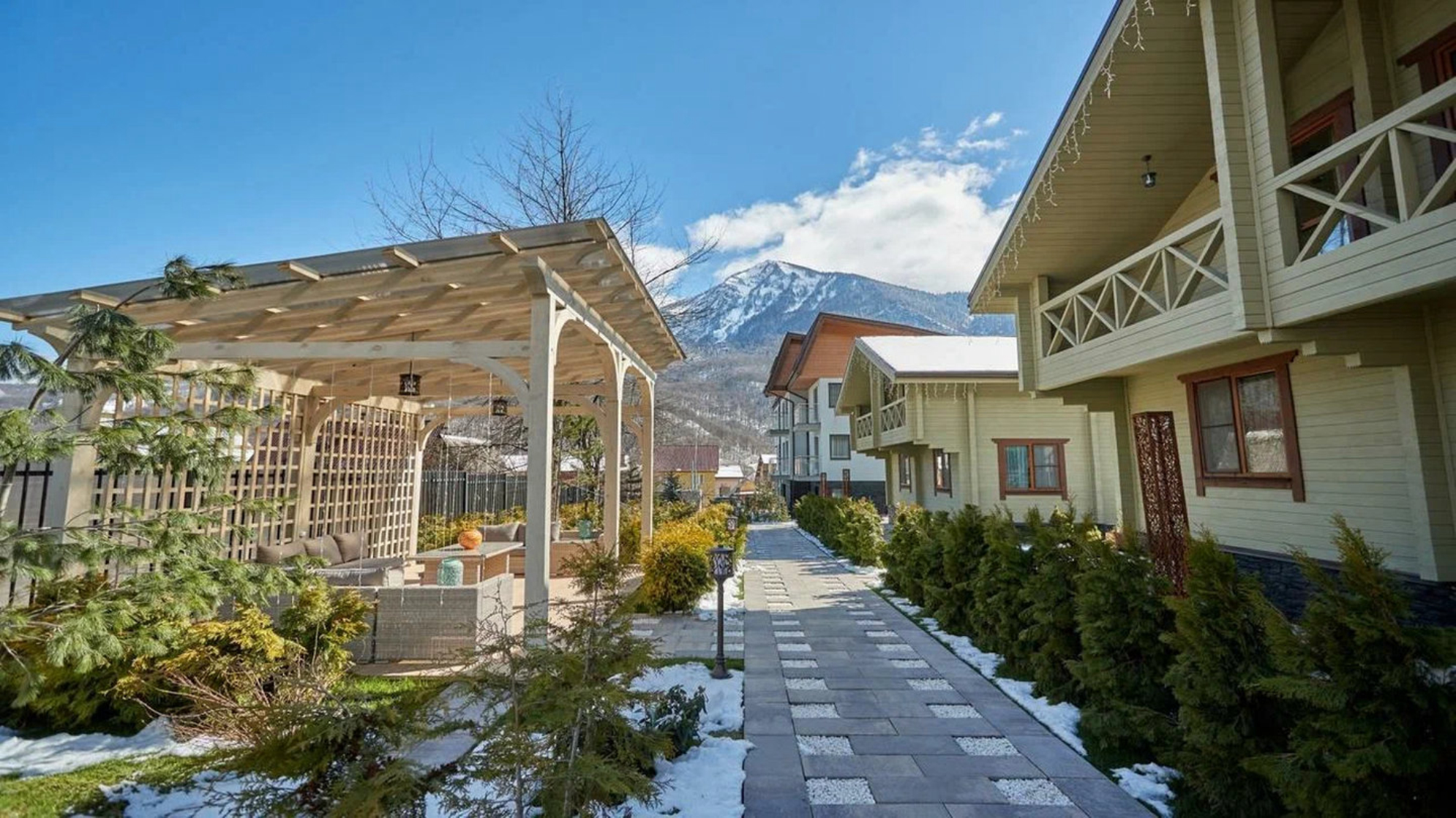 Лучшие отели в Сочи с бассейном - ТОП-локаций 2025 у моря и в горах