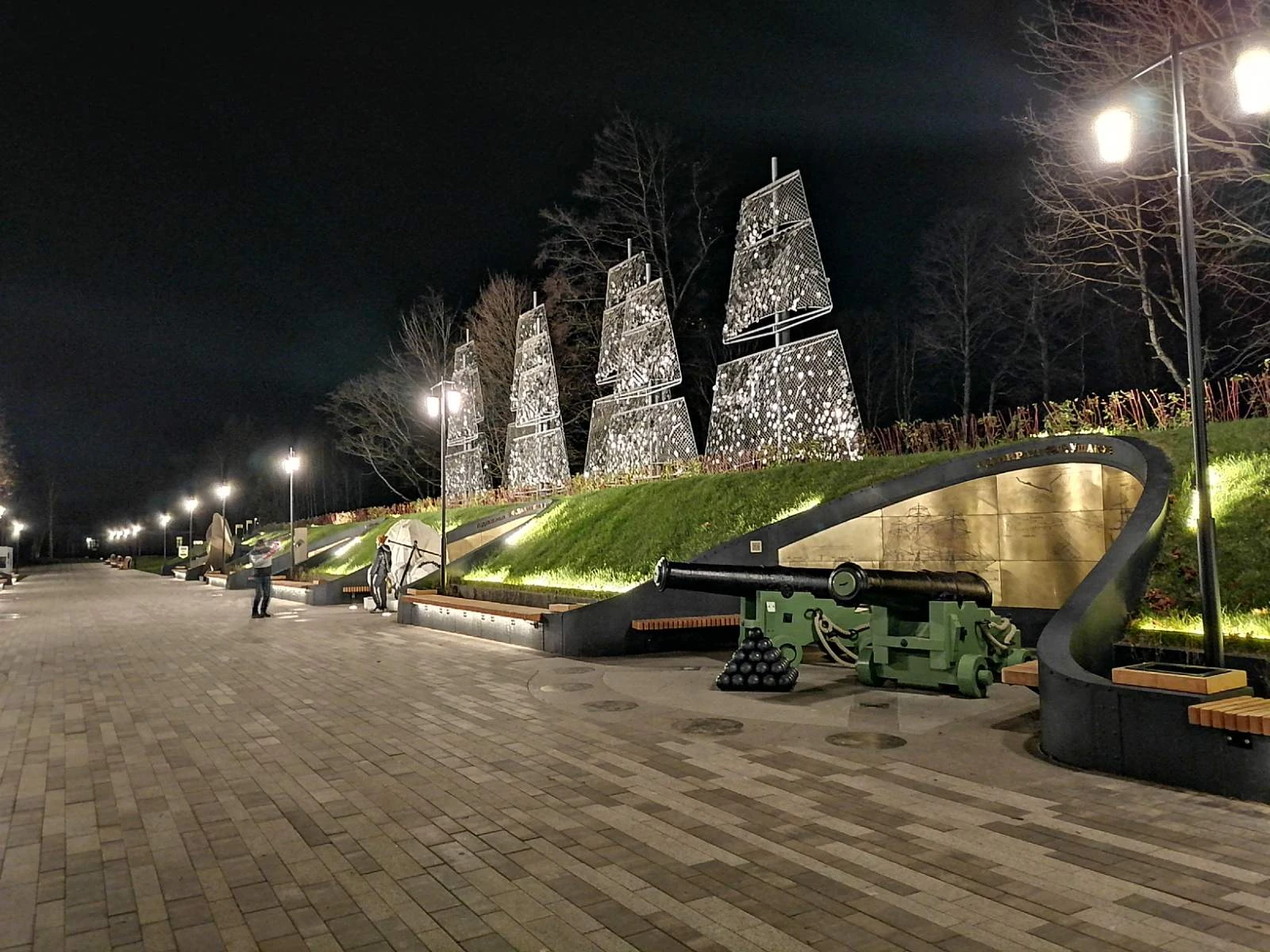 Аллея героев российского флота в парке Остров фортов, Кронштадт