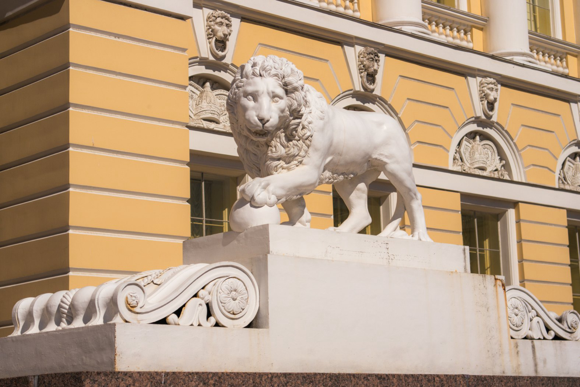 Один из двух мраморных львов у входа в Государственный Русский музей Shutterstock.