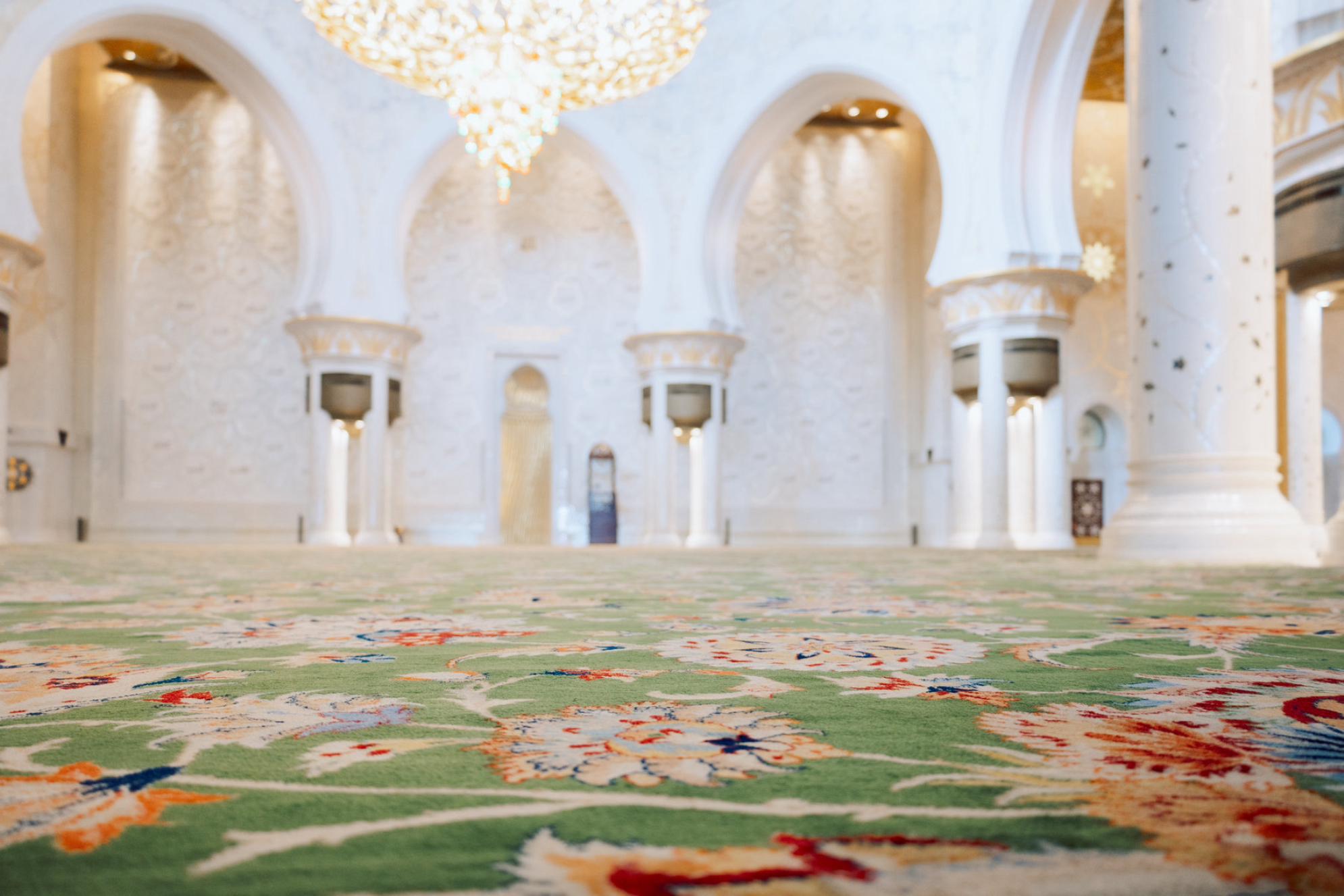 Вид на мечеть шейха Заида Гранд в Абу-Даби. Внутри мечети знаменитый огромный бесшовный ковер. Источник: Shutterstock
