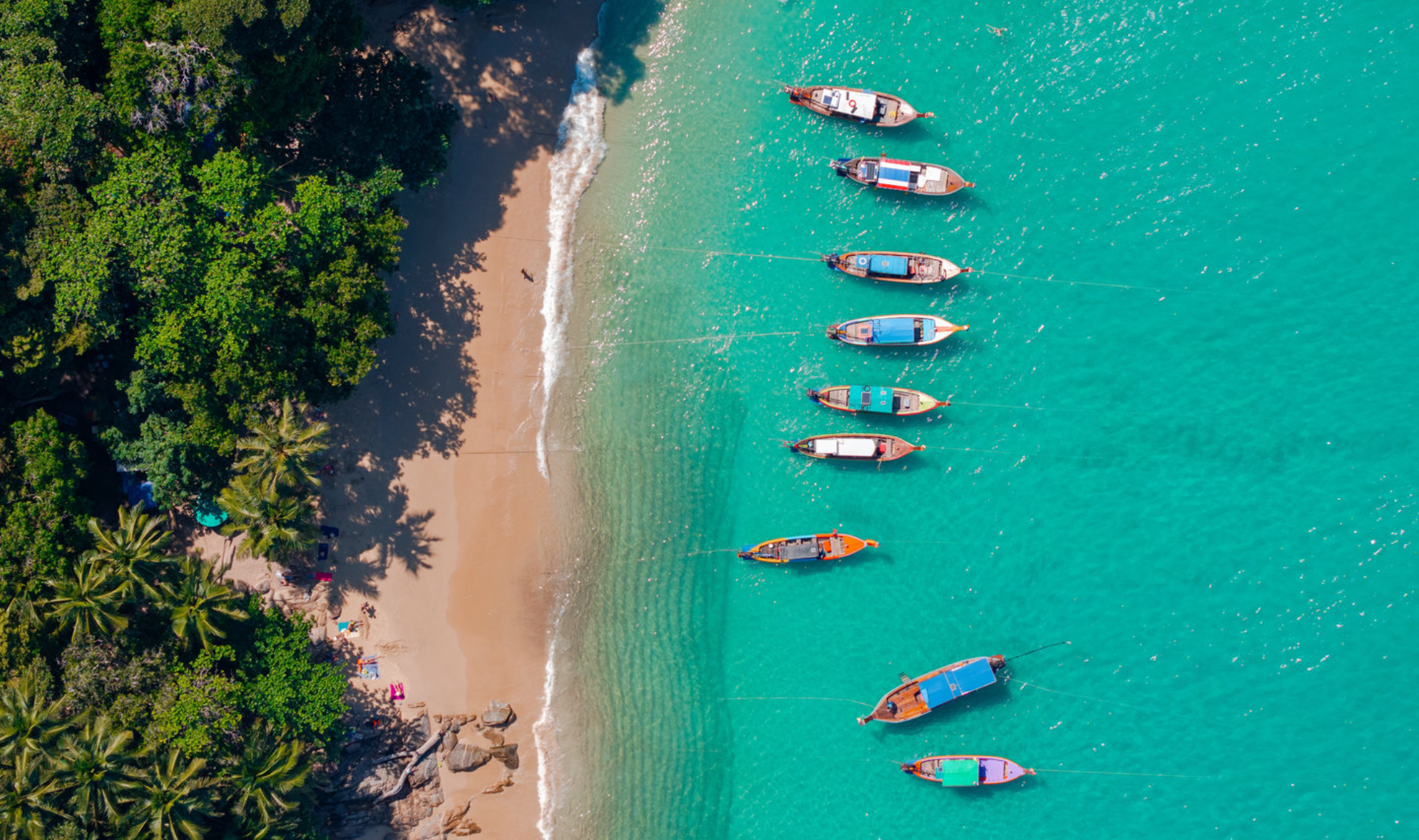 Пхукет радует теплым морем и комфортной погодой. shutterstock.com