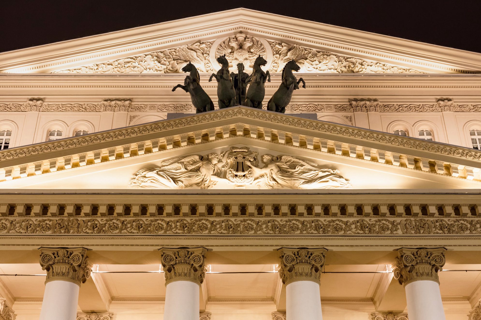 Фронтон Большого театра в Москве ночью. Источник: Shutterstock