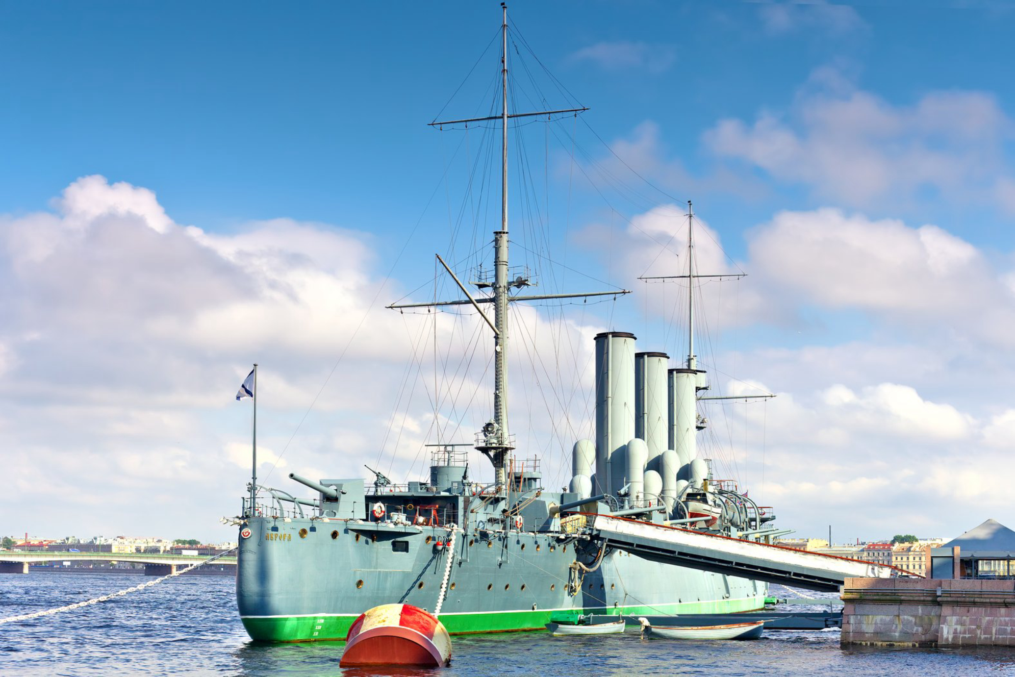 Крейсер «Аврора» - одно из самых популярных туристических мест в Санкт-Петербурге. Источник фото: shutterstock.com