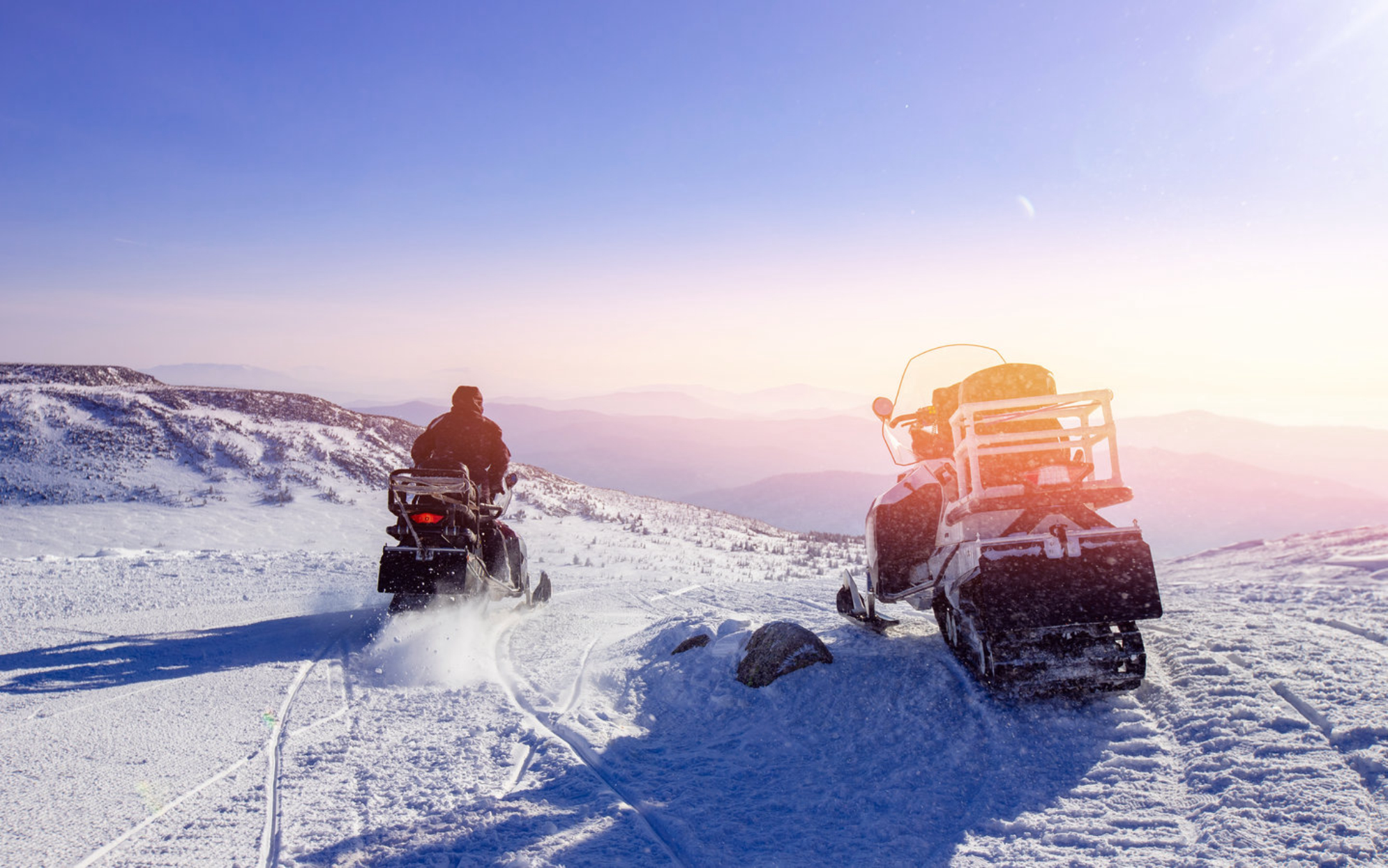 Снегоход крупным планом в солнечных бликах, Россия. Источник: Shutterstock