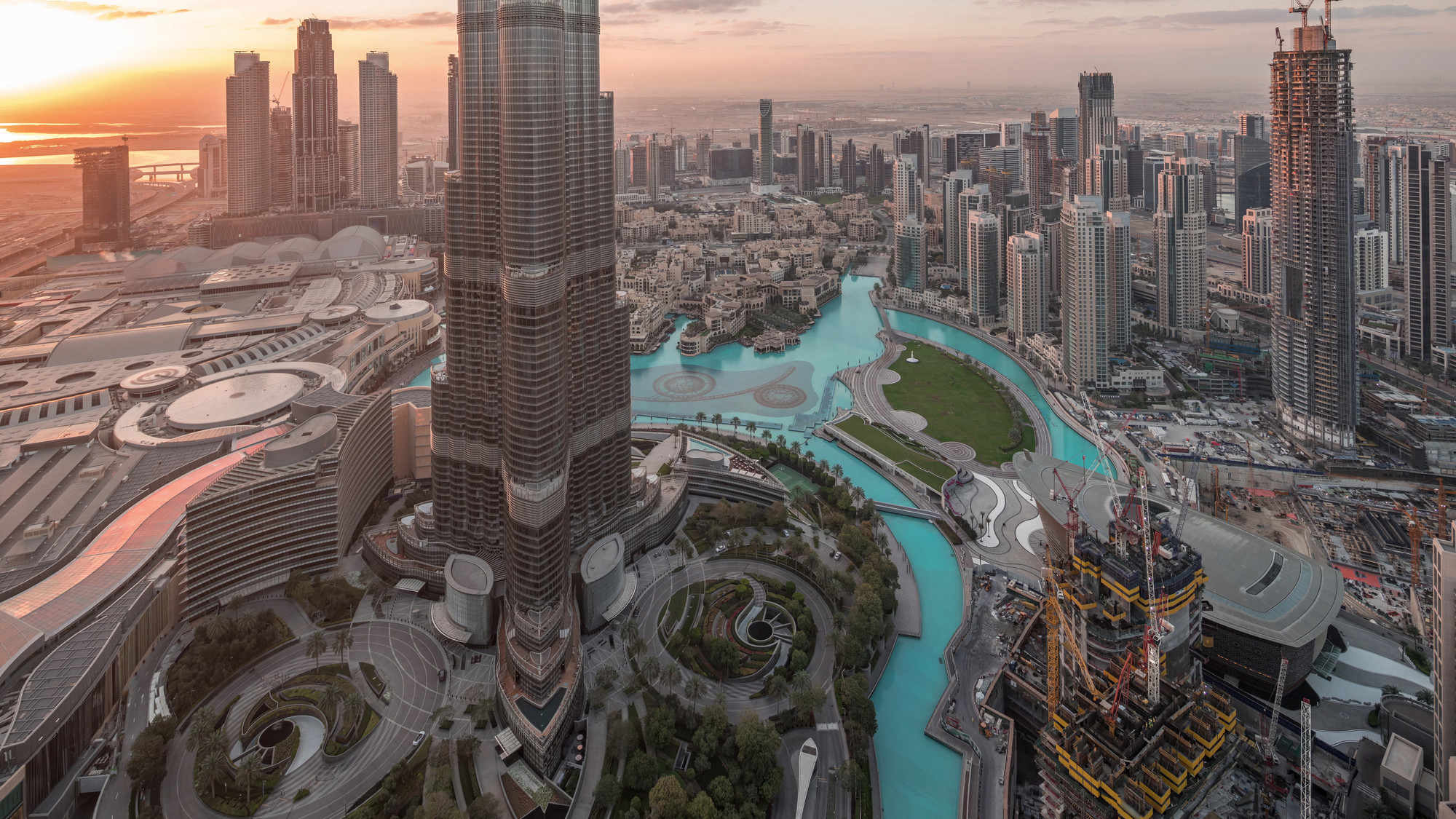 Потрясающий вид с воздуха на небоскребы в центре Дубая. Источник: Shutterstock