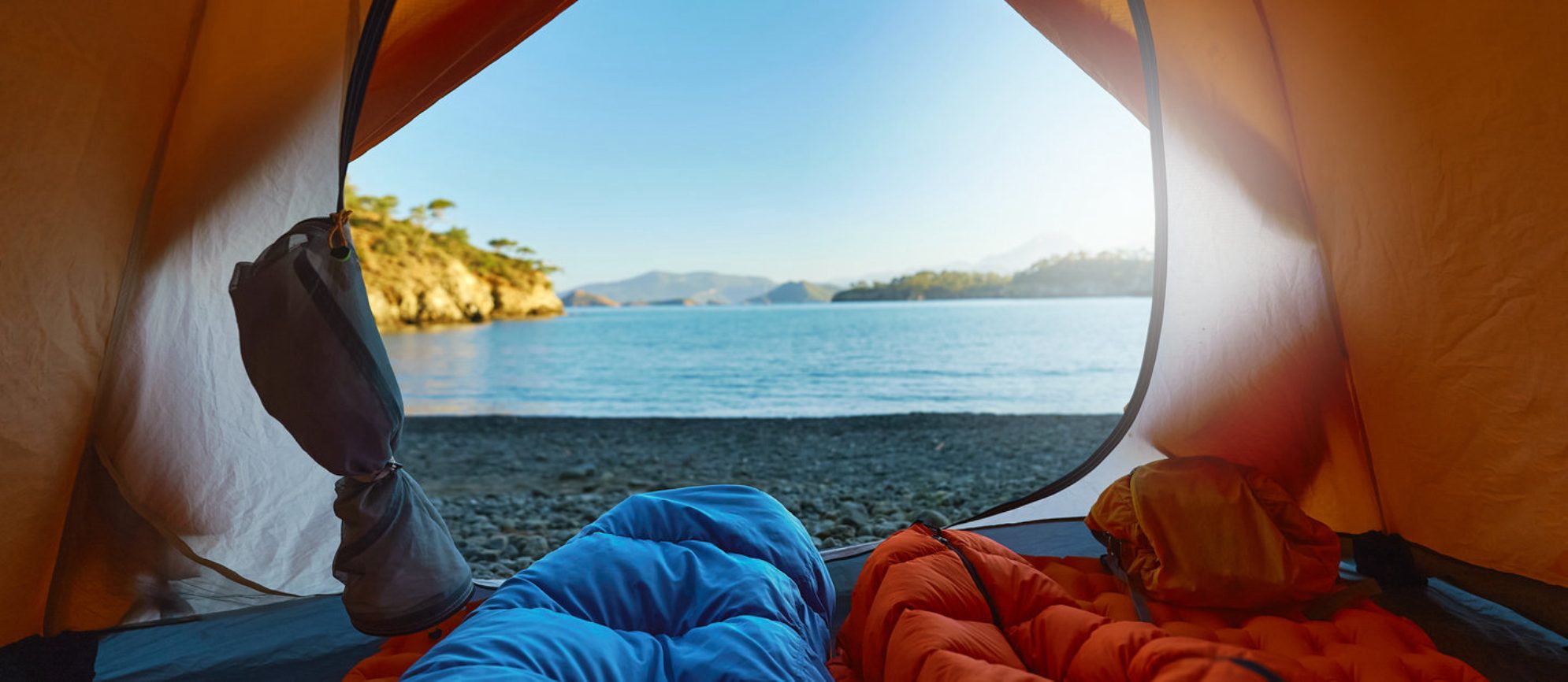 Палатка у моря - бюджетный и романтичный вариант отдыха. Источник фото: Shutterstock