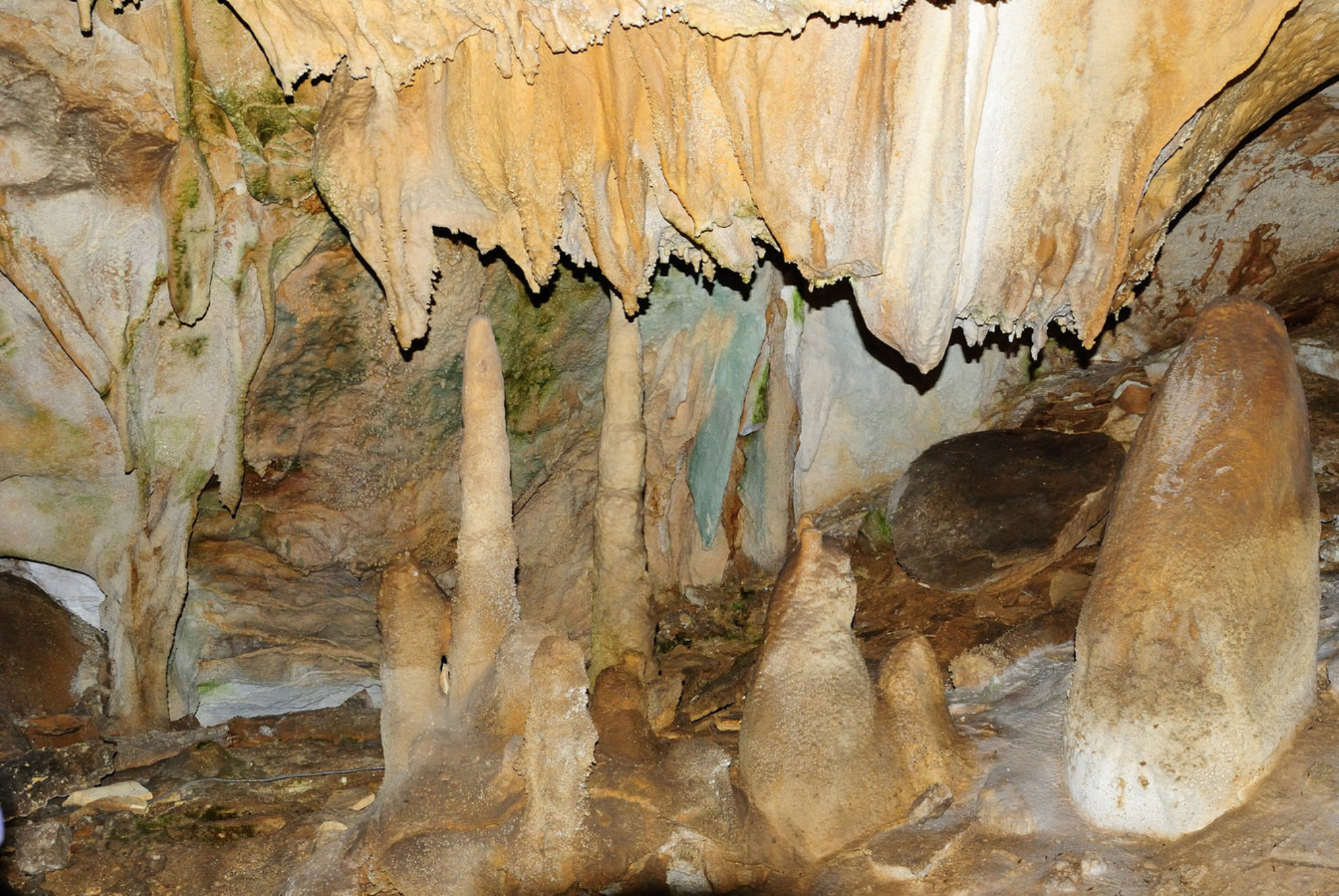 Восхищаться сталактитами можно только на расстоянии, трогать не разрешается. Shutterstock