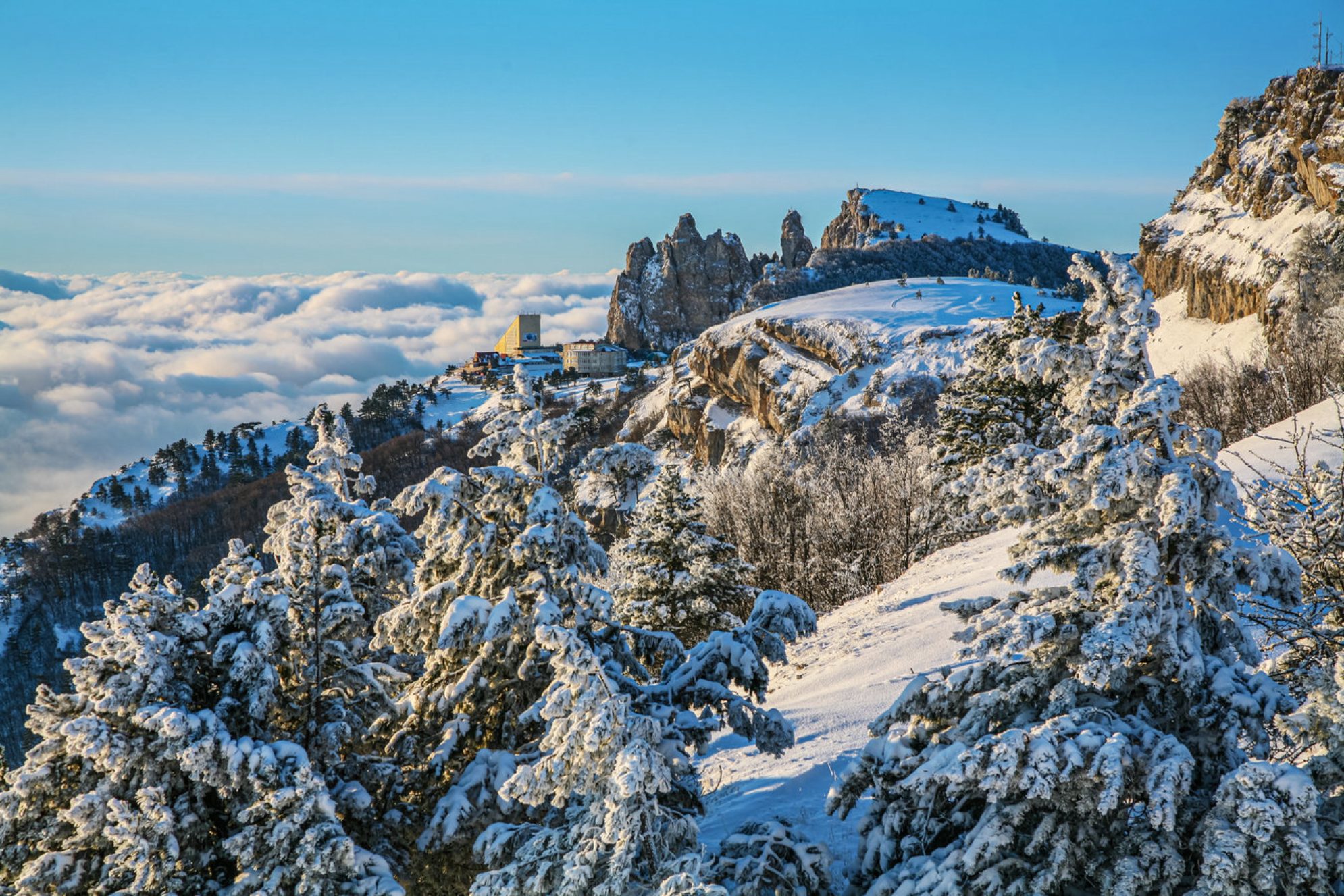 Красивый зимний пейзаж в Ай-Петри, Крым. Shutterstock
