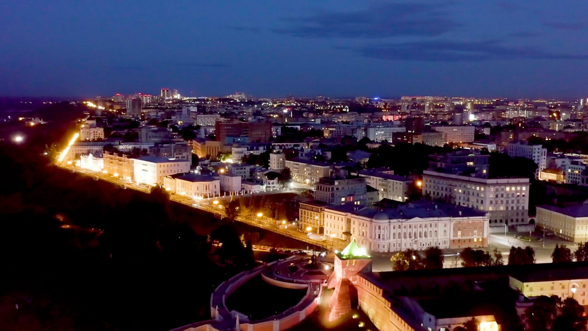 Днем в Нижегородском кремле можно посмотреть выставки, а вечером полюбоваться мерцанием огней Shutterstock