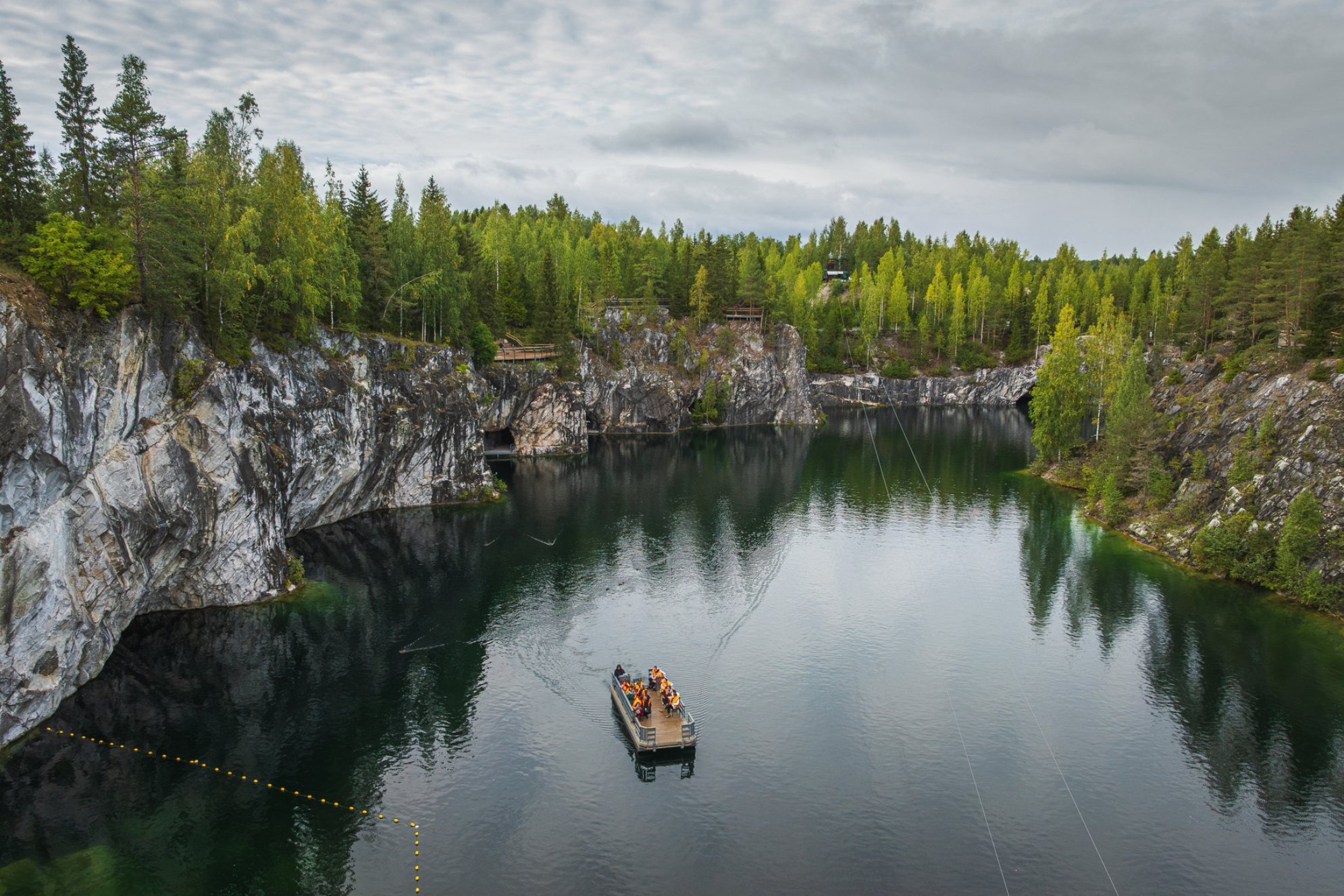 Мраморное озеро в Рускеале, Республика Карелия, Россия. Источник: Shutterstock