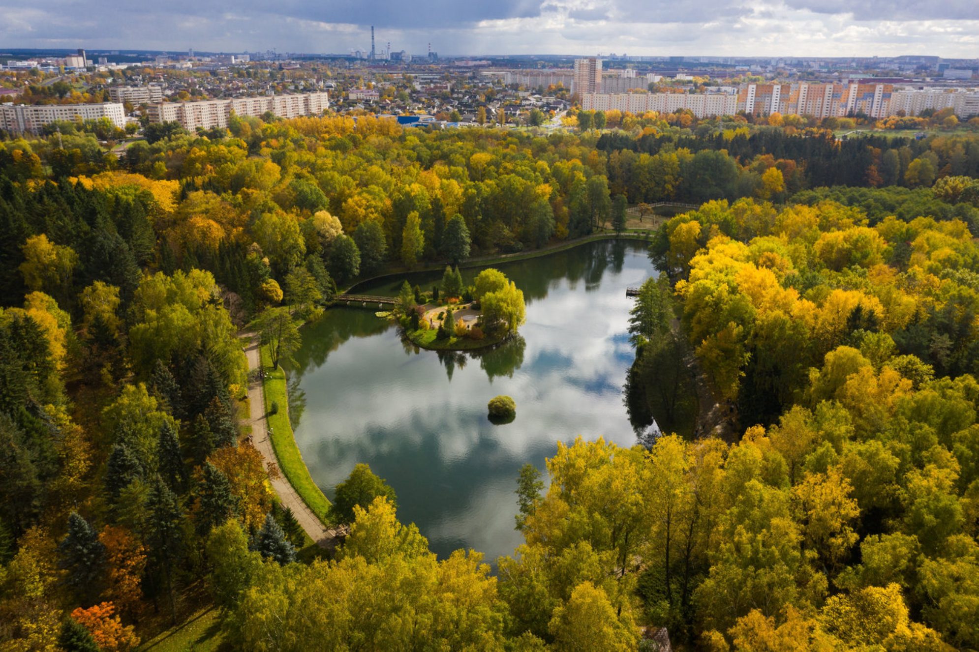 Вид на живописное озеро ботанического сада. Источник фото: shutterstock.com