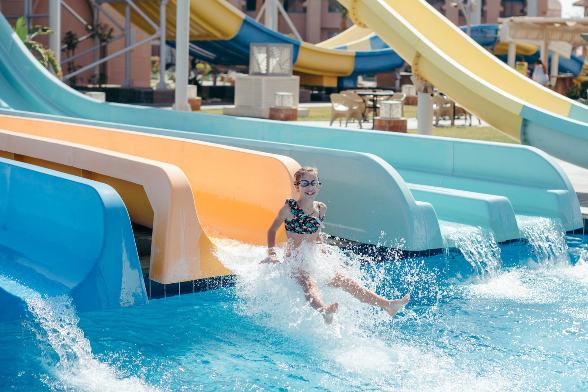 В разгар сезона лучше заранее позаботиться о покупке билетов в аквапарк. Источник: Envato Elements