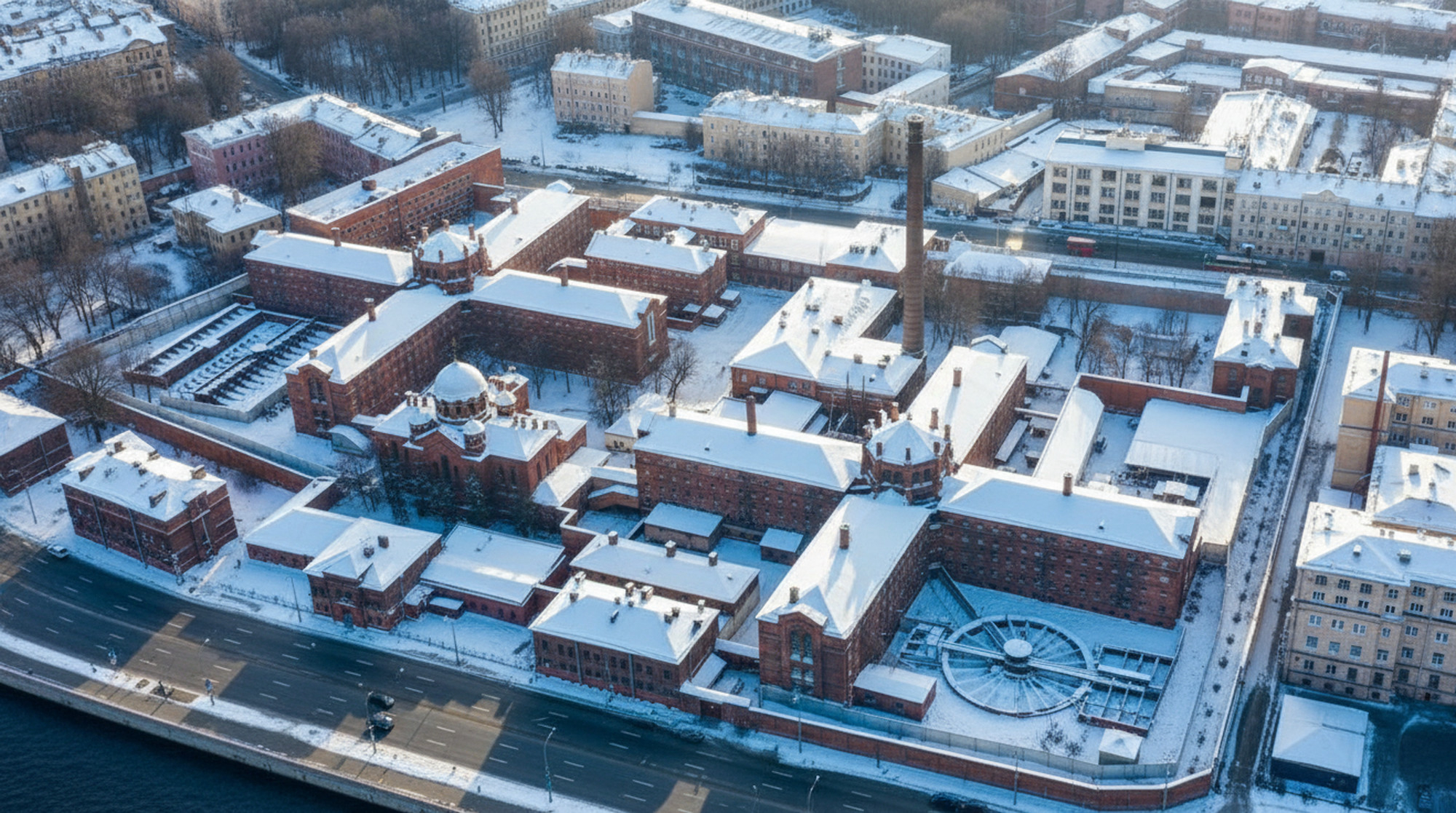 Если смотреть с воздуха на тюремный комплекс, вопрос о происхождении названия отпадет сам собой