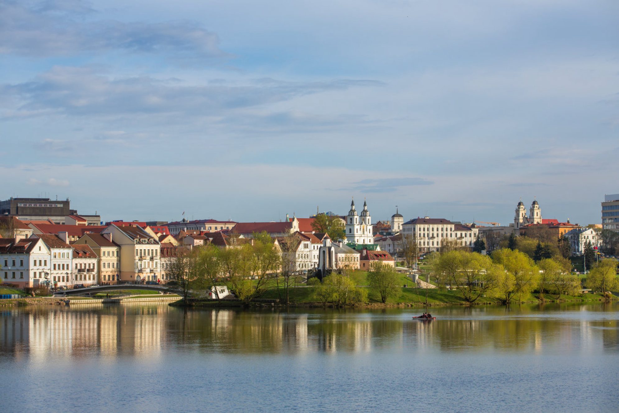 Вид на мемориал «Слезы» и верхний город Минска весной. Источник фото: shutterstock.com