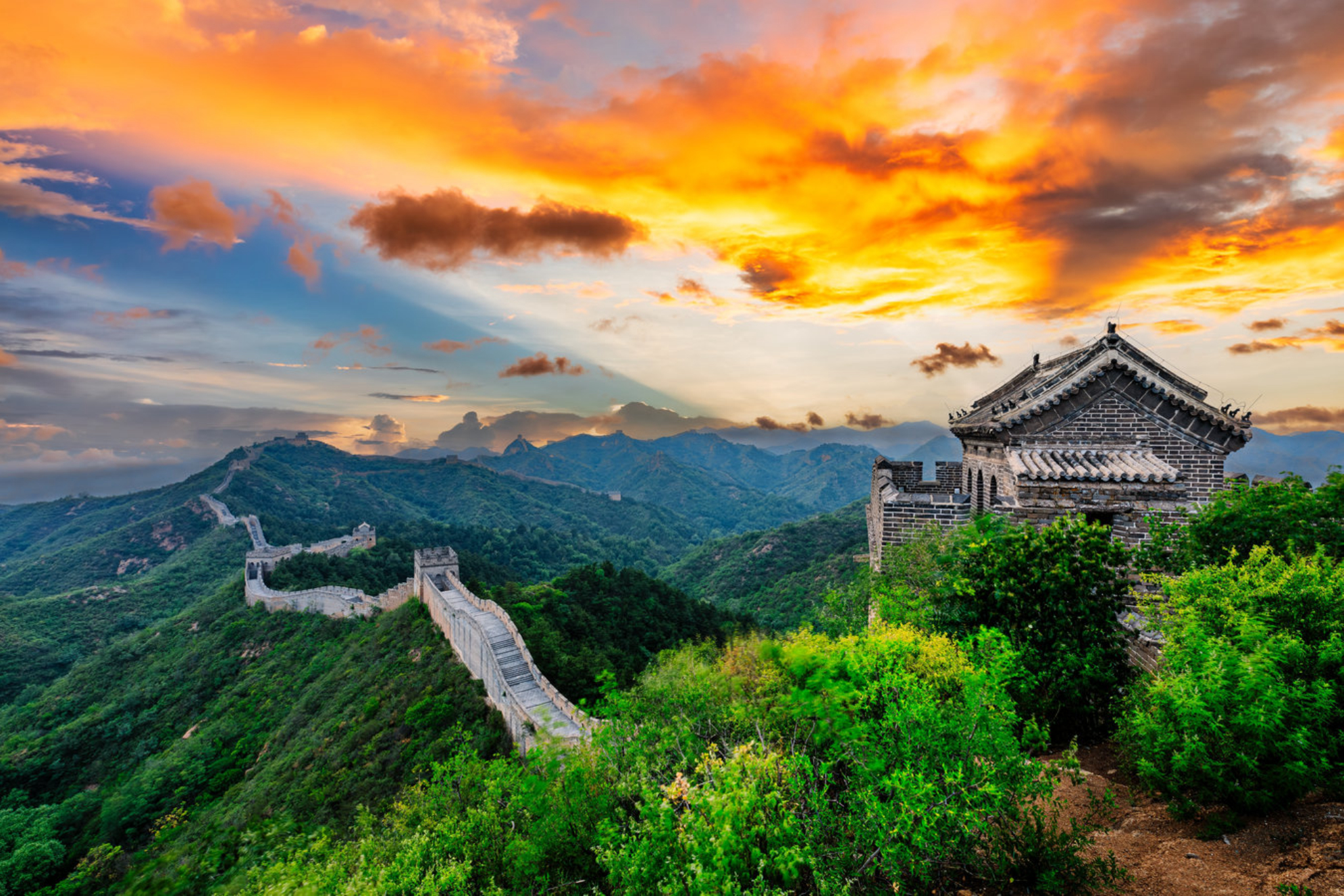 Великая Китайская стена на закате вечером. Источник: Shutterstock