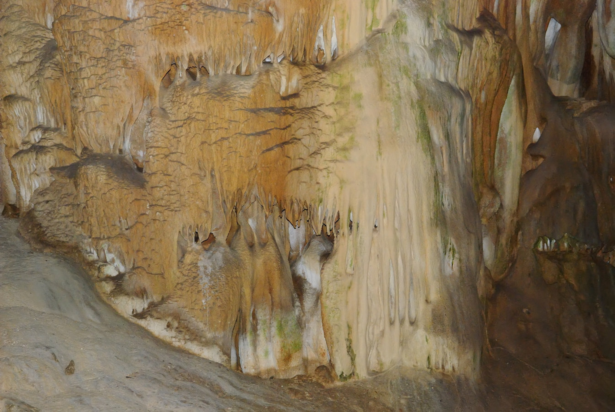 Стены Мраморной пещеры украшены каменными узорами. Shutterstock