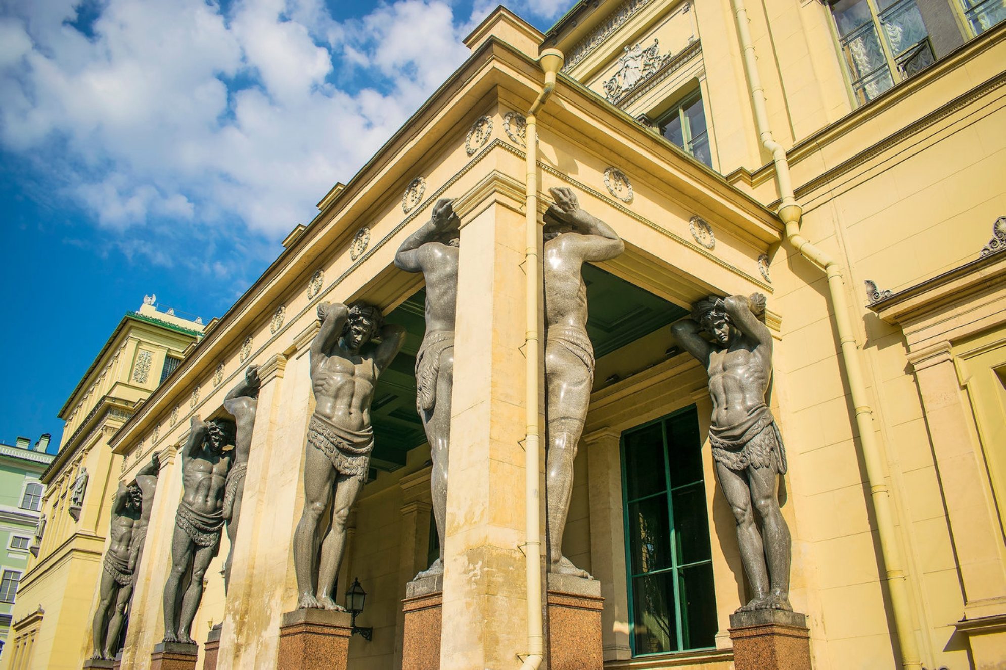 Атланты Эрмитажа Shutterstock