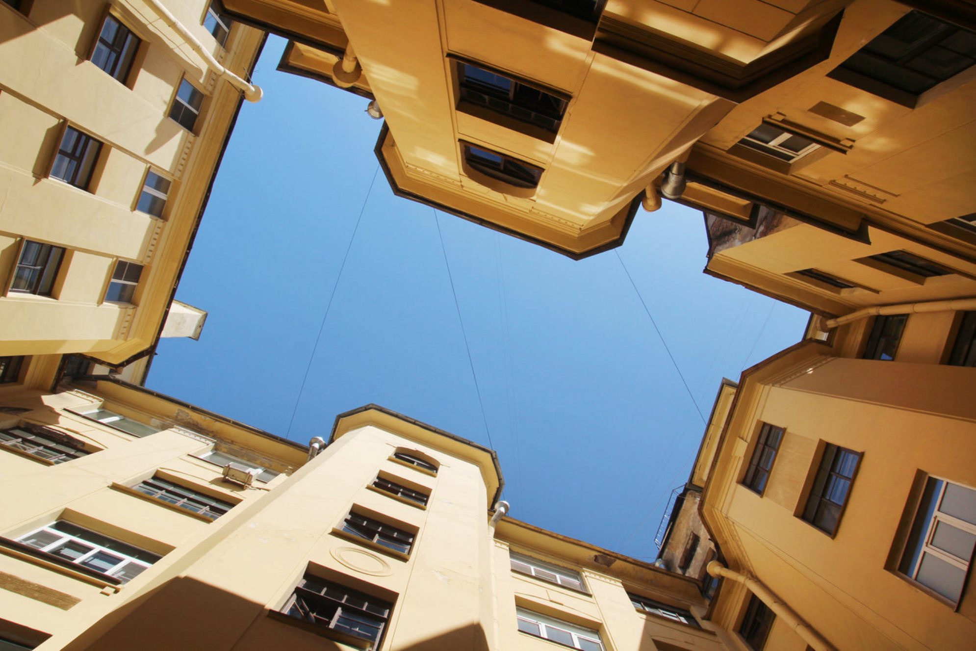 Дома-колодцы являются популярными в центре Санкт-Петербурга. Источник: Shutterstock