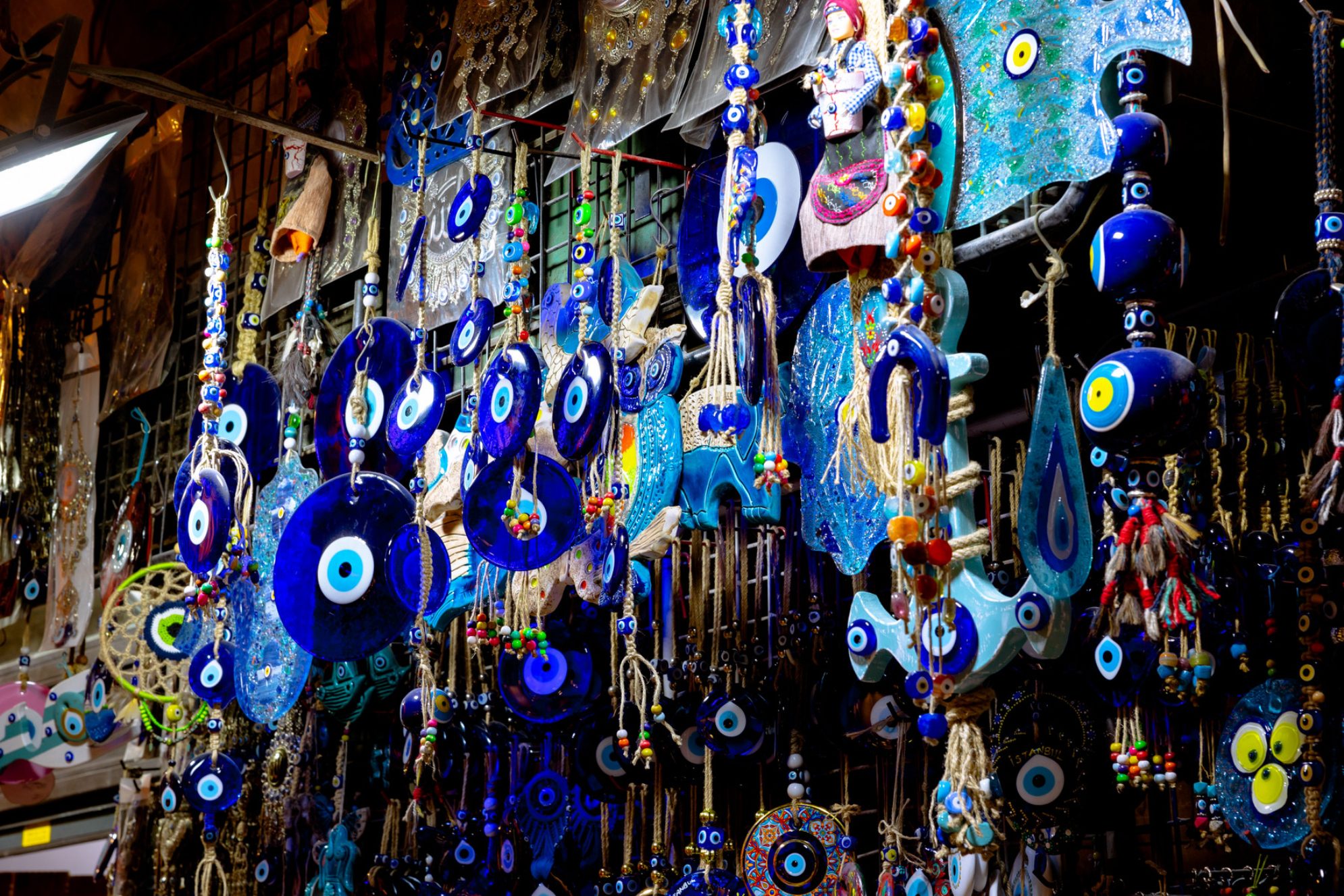 Бусы от сглаза в магазине на Гранд-базаре в Стамбуле. Источник: Shutterstock