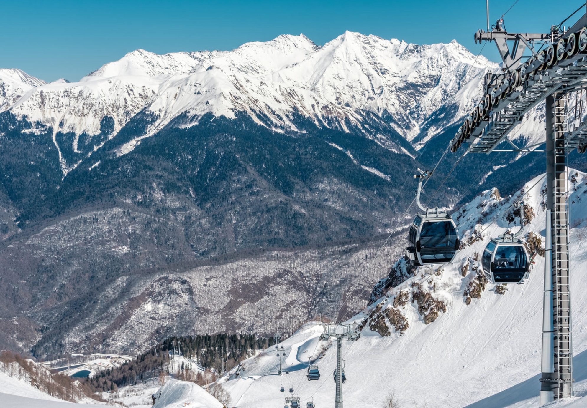Кавказский хребет, покрытый снегом в солнечный день. Красная Поляна, Сочи, Россия. shutterstock.com