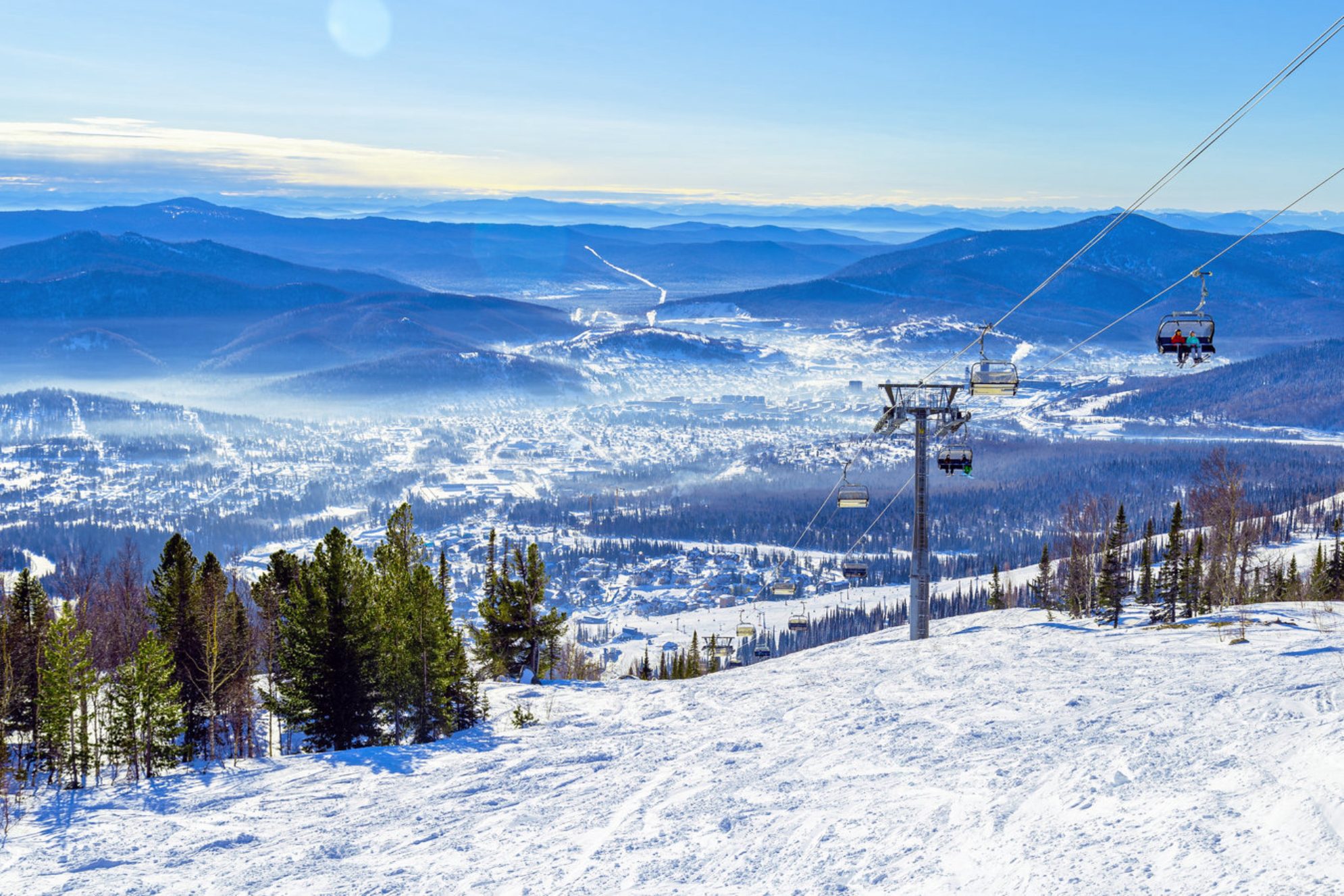Панорама с горнолыжным курортом Шерегеш. Shutterstock.com
