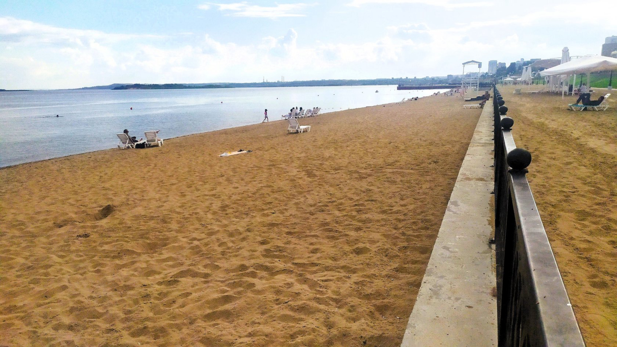 Ухоженная пляжная линия с лежаками. Автор фото: Л.Федорова